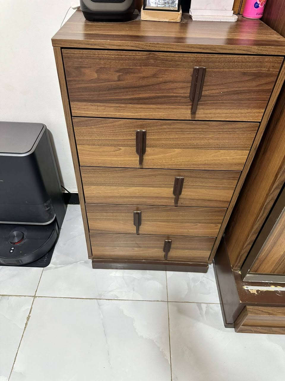 السلام عليكم عندي غرفة نوم للبيع بسعر بلاش لشركة العالميه بسعر٥٠٠ موبايل ***********
