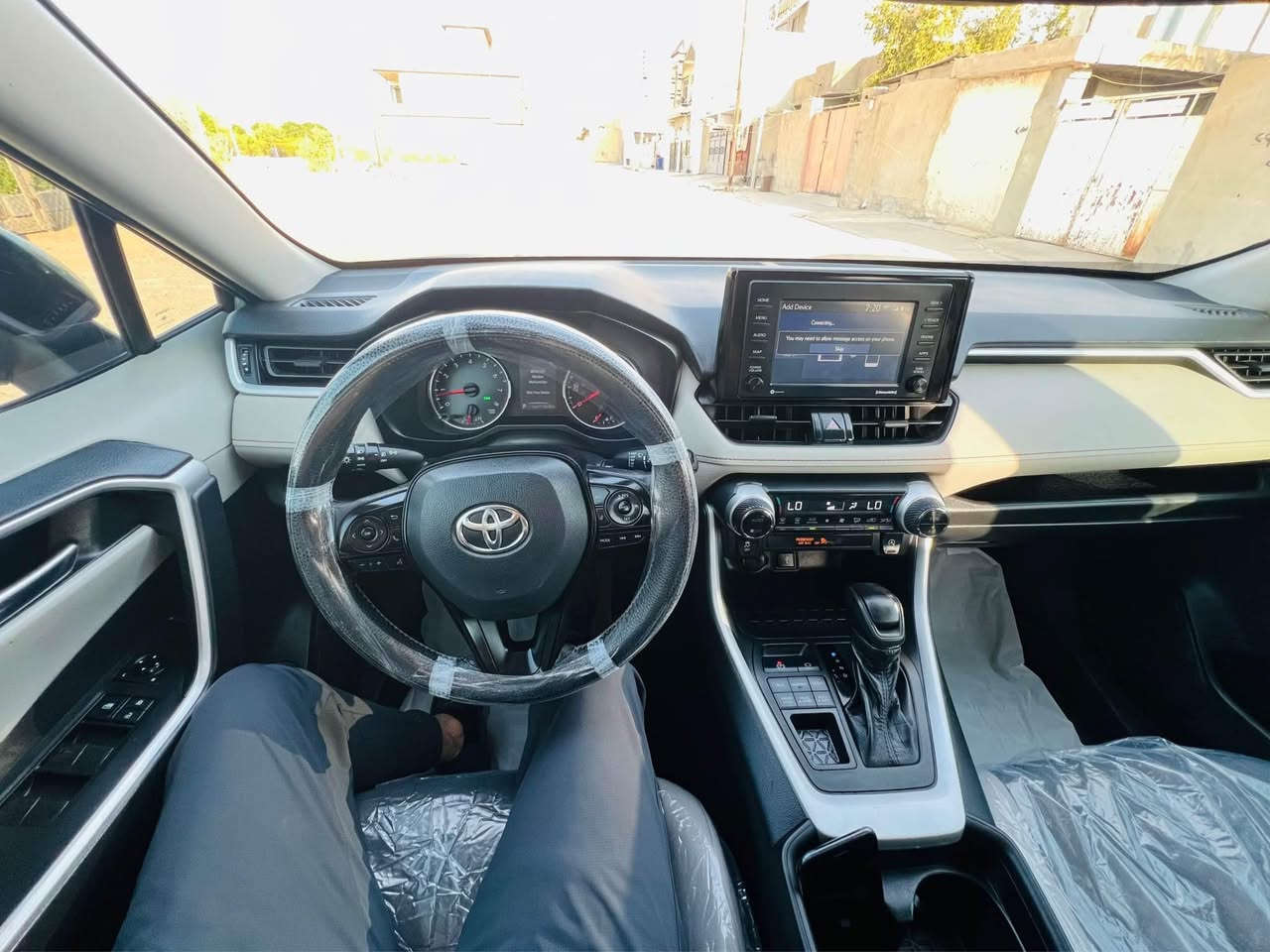 Rav4 AWD xle 
بةصمة
رادارات
كشن كهربا
دبل اكسل ٤*٤
شاشة و كاميرا
ويل بيلادي
داخلي لونين

 قعة و نص مصبوغ
بجم كبس
بدون ارباك
جاملغ وراء + نص جنطة

كير محرك بشرط مامفتوح
مكان اربيل

***********
سعر ١٩٠ و مجال أربيل, العراق

