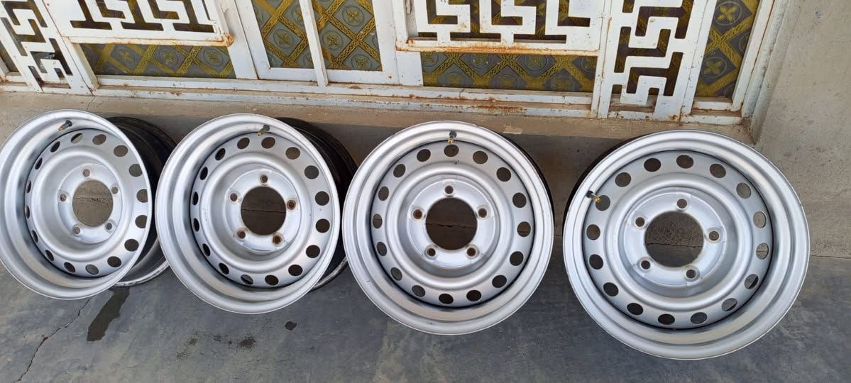 وياله لاندگروز جديد مستخدم اسبوع واحد انتاج 25 السعر 300
مكلف بل نشر اتصل ***********

