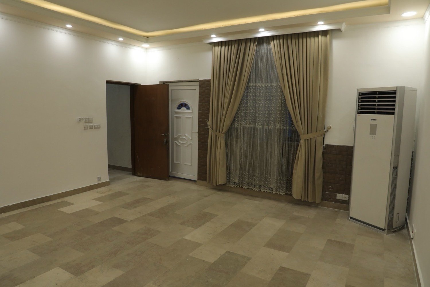 السلام عليكم
دار 🏠 للإيجار في منطقة الكرادة قرب ساحة الواثق يحتوي الدار على ثلاث غرف وصالة وصالة ضيوف معزولة مع خدماتها مع 4 حمامات ويحتوي على درج خارجي للضيوف ويحتوي على سبالت في كل غرفة وكراج يتسع سيارتين الدار جاهز من كلشي يصلح ان يكون سكني او شركة او مكاتب 

السعر 3،500$

للتواصل على الرقم

***********
