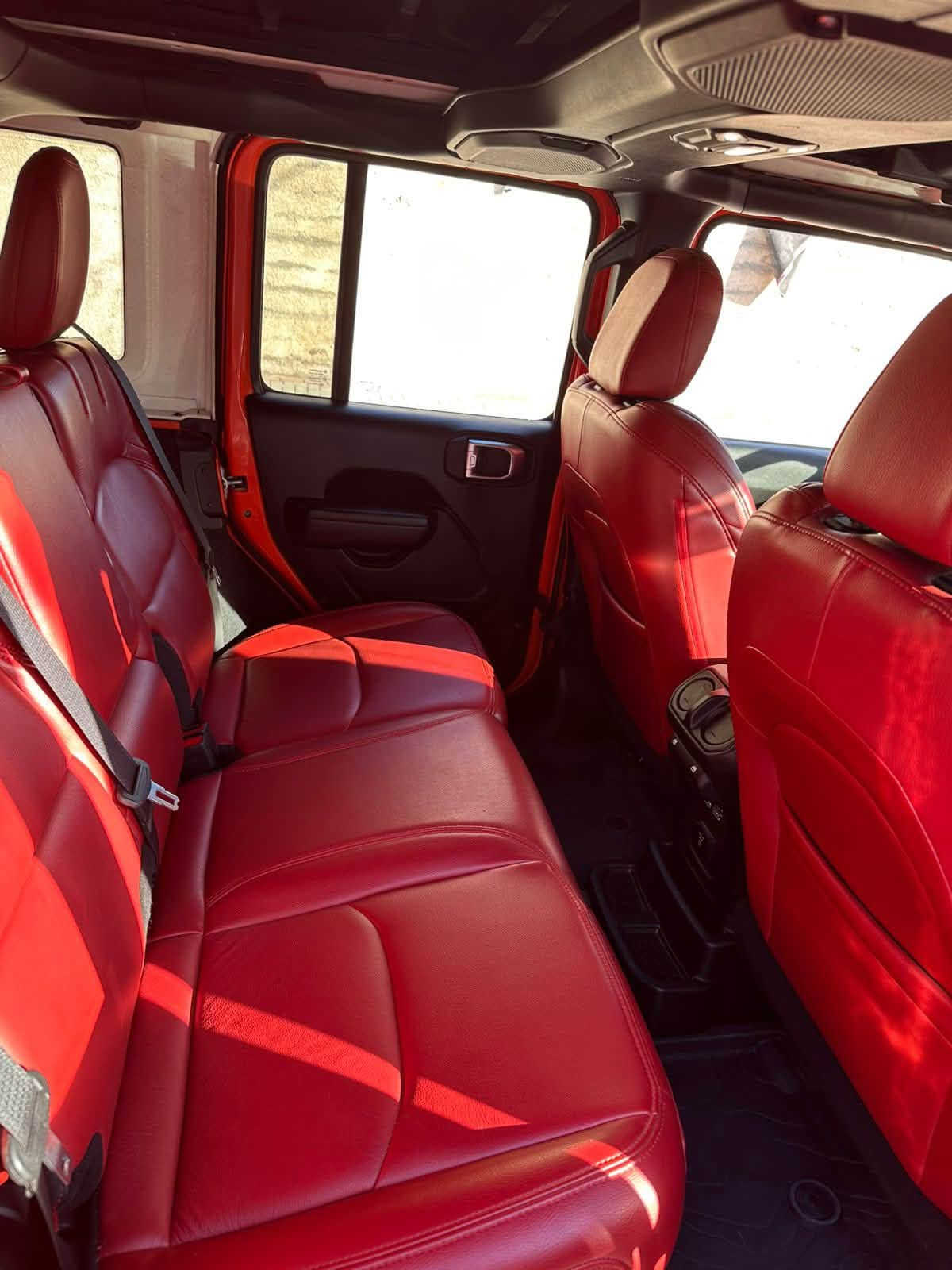 السلام عليكم 

جيب رانكلر 4Xe 2023 هايبرد ويليس وارد امريكي 

 السياره  Jeep Wrangler 4Xe 2023 2.0L 4 plug-in

حجم المكينه : 2000 تيربو + هايبرد + بلكن شحن خارجي

القدرة الحصانية 375  

الشحن يمشيك 30 ميل

المسافه المقطوعه : 32

                      
#اللون برتقالي مميز وداخل احمر بلادي 

1.قماره بانورما تنفتح كهرباء ع طول السياره
2.بصمه 
3.لوكير
4.كشافات 
6.شحن خارجي
7.بكلايت لد 
8. شاشه
9.سستم صوت دمام خلفي + امامي 
10.لايتات زنون هايلوجين
11.كشنات جلد داخل احمر بلادي 
12.سقص اسود بلادي 
13. تحكم استرين
14. ويل حجم 17
15. حساس خلفي
16.رادار جانبي 
17.تاير جبلي بلادي 

حادثها باب وجاملغ خلفي صبغ بدون ايرباك رقم بغداد السعر مكاني بغداد الدوره ***********
