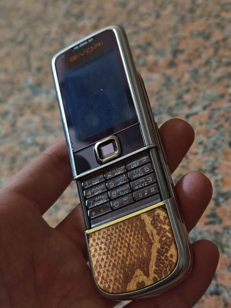 سلام عليكم ❤️
​للبيع هاتف الكلاسيك الفاخر Nokia 8800 Arte (GIVORI Edition) أصلي، من أندر وأرقى الأجهزة الفخمة والمخصصة لعشاق القطع النادرة والمقتنيات المميزة.
​• المواصفات والتصميم: شلايدر (سحب) كلاسيكي، مع لمسات شركة GIVORI الفاخرة المطعمة بجلد الطبيعي الفخم (نقشة الأفعى/الزواحف) مع لمسات ذهبية وهيكل ستانلس ستيل بحالة ممتازة.
• الحالة: الجهاز أصلي 100% (صنع في كوريا - Made in Korea) وبحالة ممتازة شغال كفالة.
• الملحقات: البيع للجهاز فقط بدون ملحقات.
• الموقع: بغداد (يتوفر توصيل داخل بغداد ولجميع المحافظات).
​للتواصل والاستفسار (اتصال أو واتساب حصراً):
***********
​(ملاحظة: الرجاء التواصل للجادين فقط والعارفين بقيمة الجهاز وندرته ❤️) بغداد, العراق
