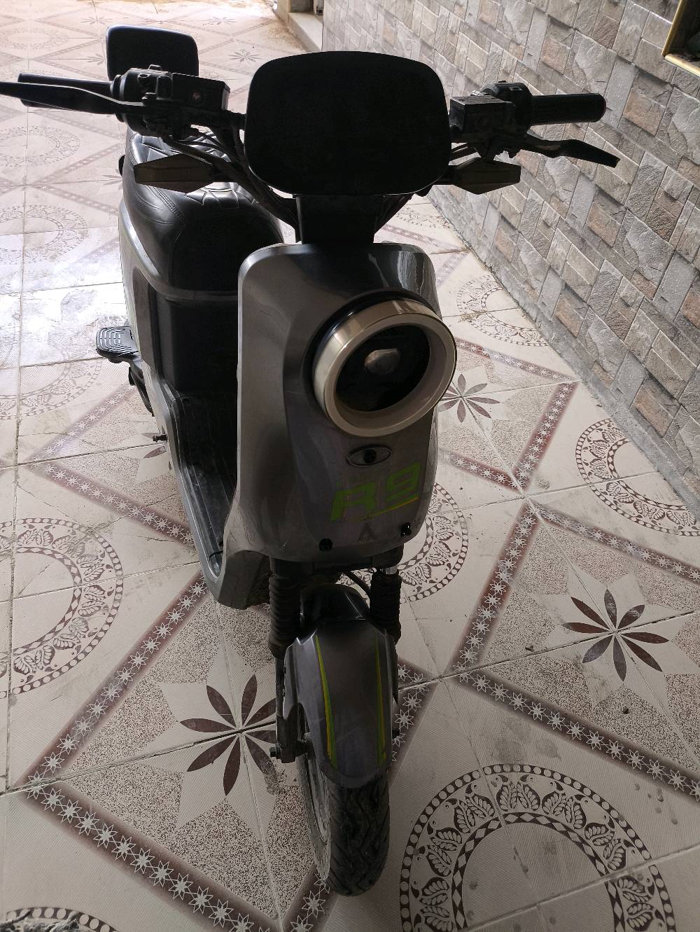 R9 • ٦ بطاريات ٣٢أمبير • مدى ٢٠ كم