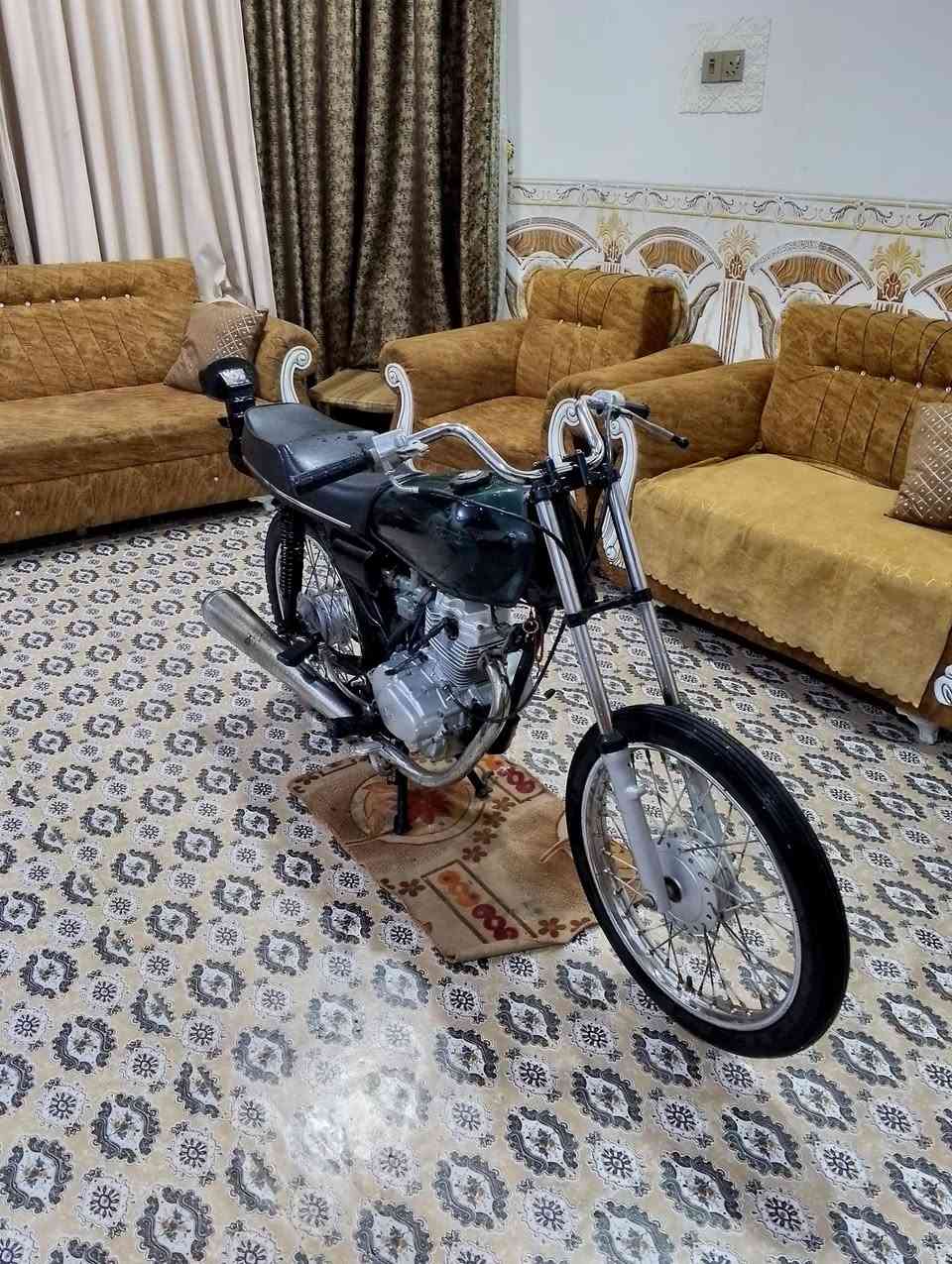 سلام عليكم دراجه البيع نامه شلامجه 22 محركه مبدل بيه فقط والفات شلعه ومعدل طير دراجه شاصيه قطرت الحيم مابيه تعميرته 25 سعر 475 وبيه مجال الشراي مكاني كرنه ثغر منطقت العلوه ***********
