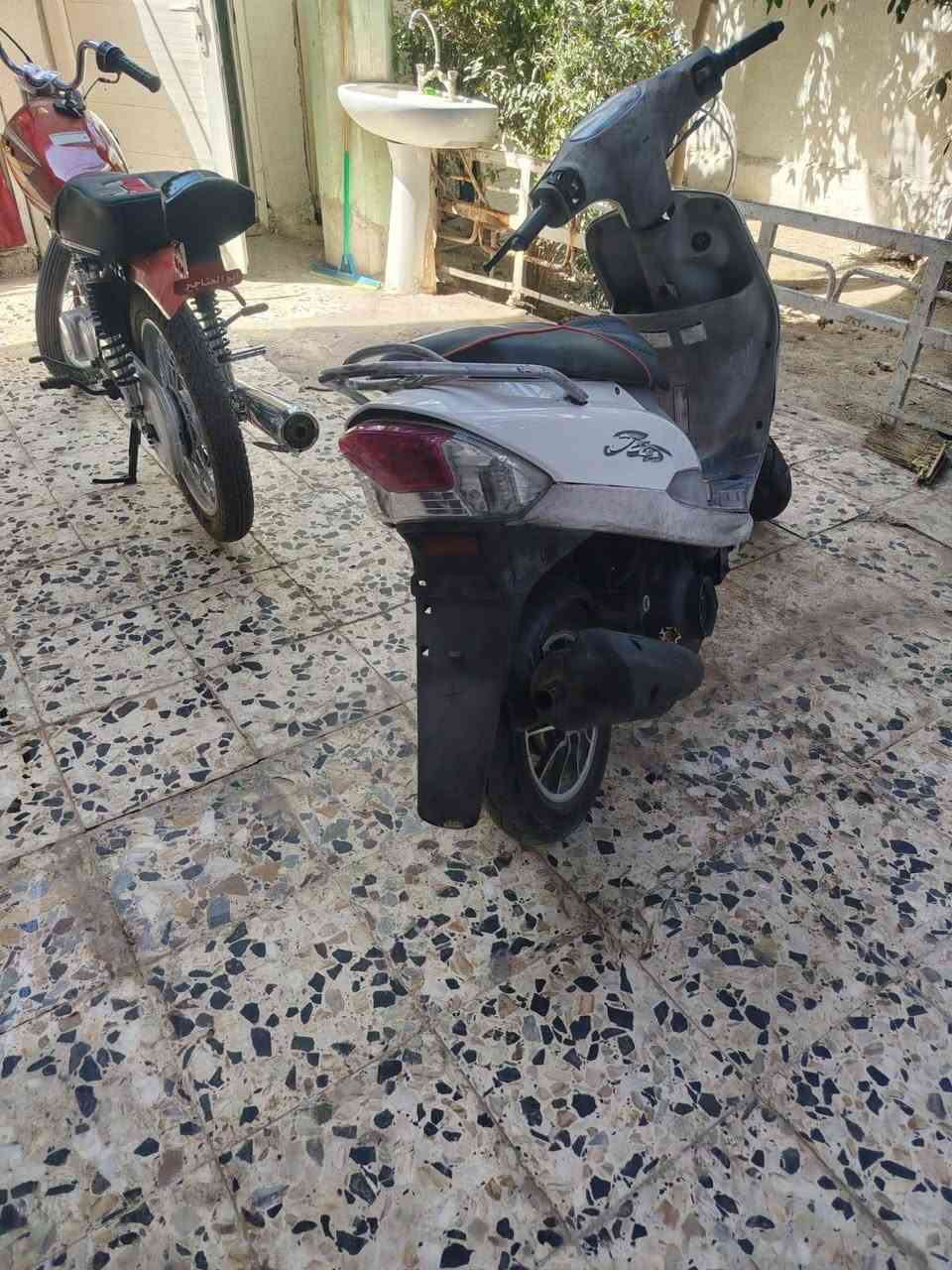 سلام عليكم دراجه ماكس للبيع كفاله مكينته مفتوحه بس خير من الله كهربائيات كله شغاله نكره سلف السعر اتصال رقم***********

