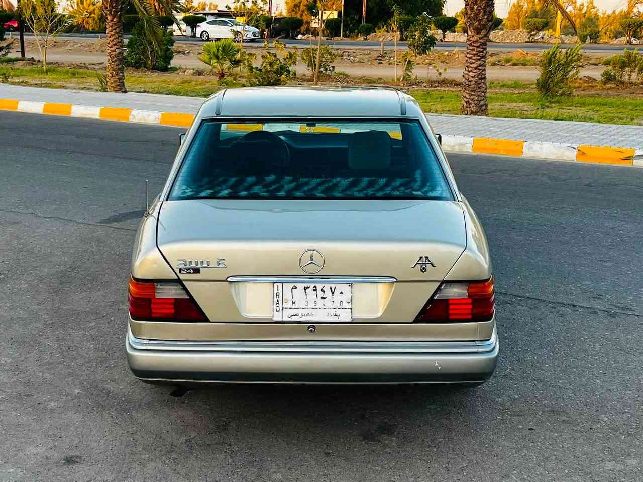 السلام عليكم اخوان
مرسيدس دب حجم 300E لون ذهبي 
رقم بغداد تحويل مباشر ثاني يوم ✅
محرك وكير VVT ياباني مكفولات لا تنقيص ولا بخار تبريد شرط ثلج 🧊 تخم تاير جديد 
دواخل جدا نضيفه مصبوغه عام للجماليه 
كهربائيات كلهه شغاله قواعد دبلات بلادي سياره جديده وأحلى من الصور مال جناي 
العنوان واسط 
السعر 53 وبيه مجال 
رقم الهاتف ***********
