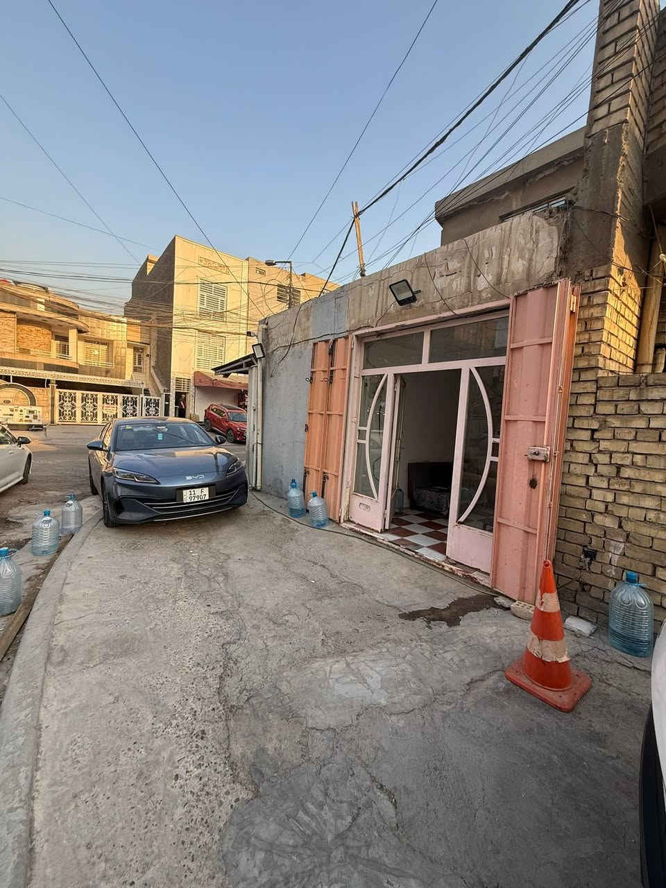 محل للايجار موقع المنصور حي دراغ بالقرب من اسواق السلطان ينفع المحل صائغ او منفذ للصيرفه للاستفسار الاتصال على الرقم ***********

