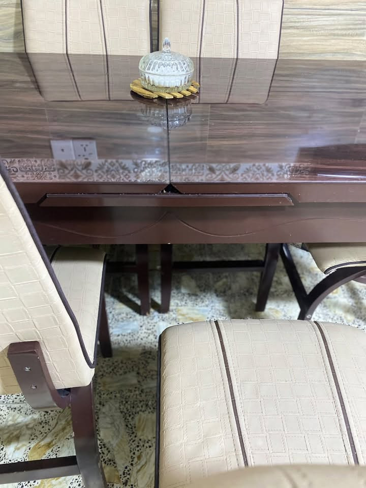 ميز طعام • سعر مناسب