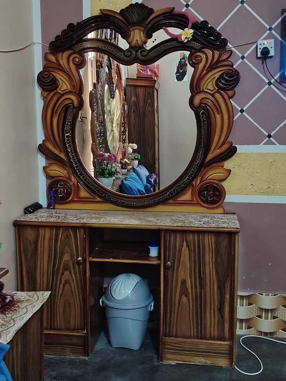 قرفة اخشاب صاج عراقي   بيها اضرار مثل ما واضح بل تصوير السعر ٤٥٠ وبيها مجال لل استفسار اتصل ***********

