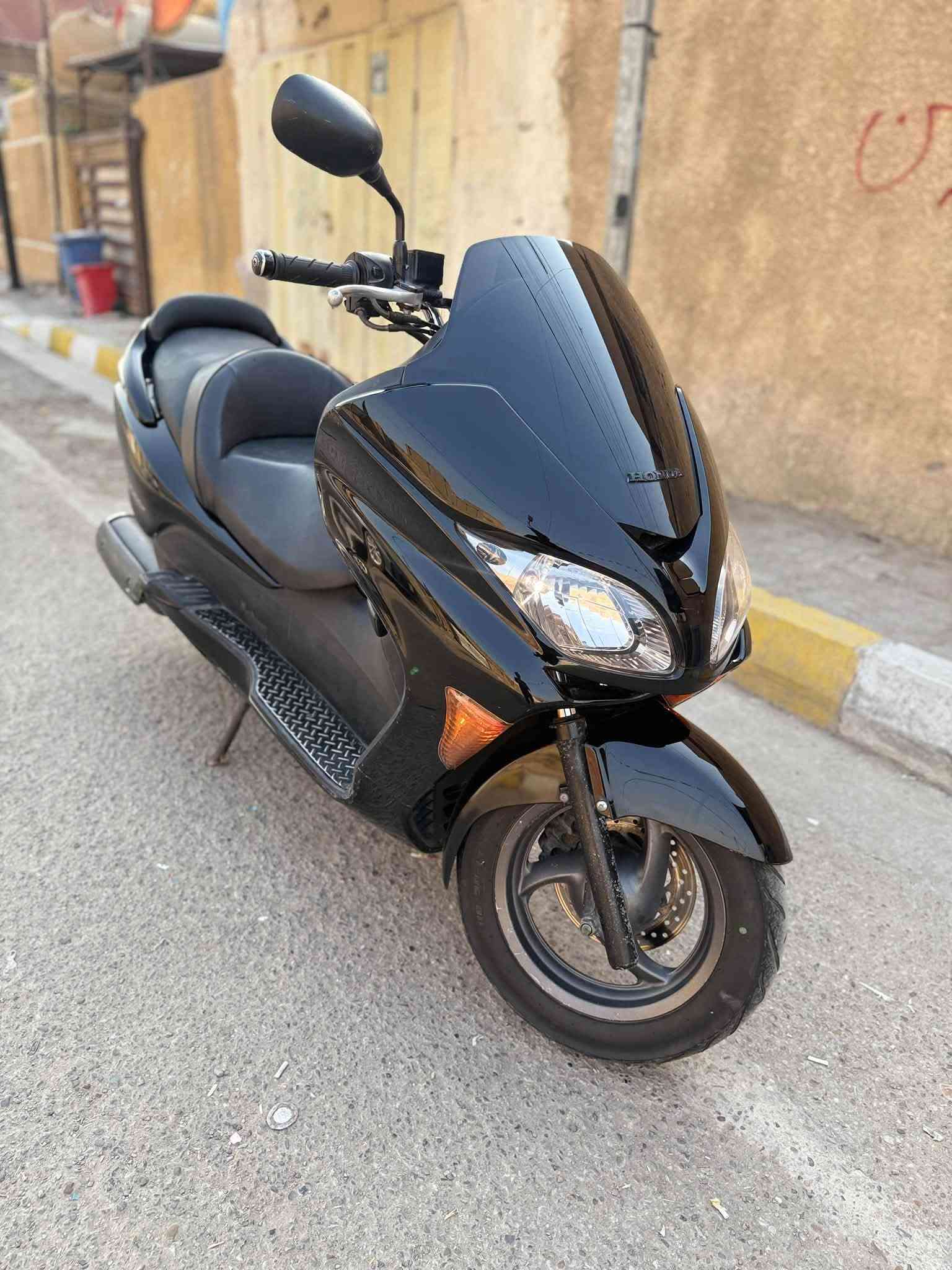 السلام عليكم 
الجديد MF0.9 دراجة كلش جديدة بحالة الوكالة
كرستال سبعة كير وأربع تحويلات دراجة كفالة وشرط
برغي ممفتوح واحلى من الصور بدون قطرة صبغ 
كهربائيات تخم تاير كلهة كاملة اوراق موجودة 
مكاني بغداد العبيدي ***********
