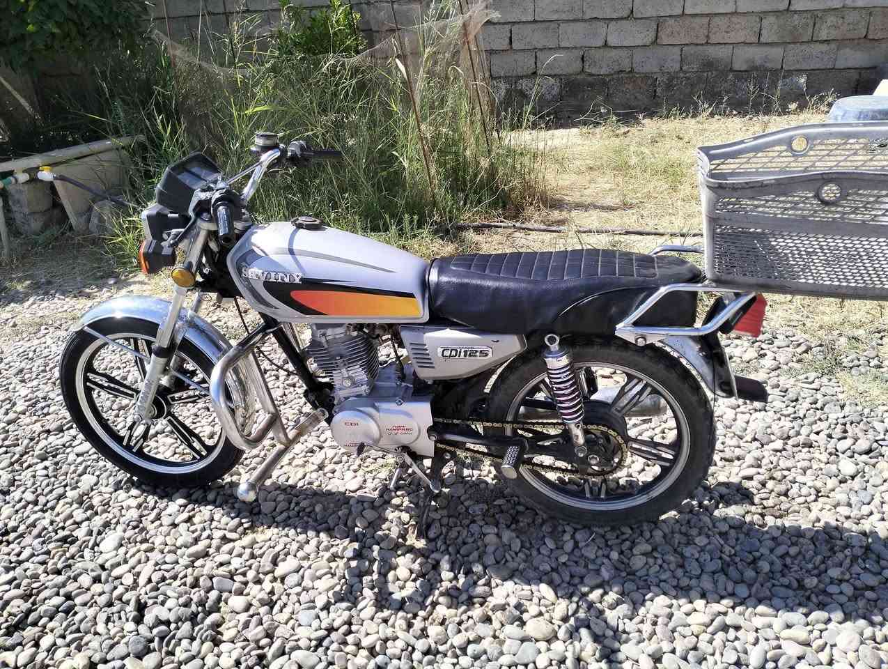 السلام عليكم 
موطور للبيع 
موديل 22 
وزن ثقيل باب أول 
محرك 125 
4 گير 
معمر جديد شرط لا صرف ولا بخار 
الگير محشر عل النمره الثانيه 
السعر 275 و بي مجال 
 ملاحظة ما يعجبك اعبر المنشور 
للستفسار ***********
ويرهم مراوس
