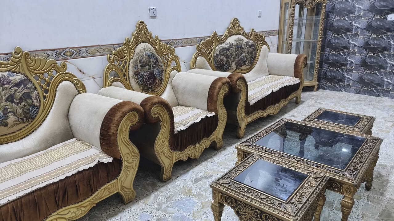 تخم رئاسي 13 مقعد نضافه 95% مع 3طبلات وفاترينه بيها ضرر بسيط شراي اتفضل خاص أو اتصل على الرقم *********** يوجد توصيل محافظات
