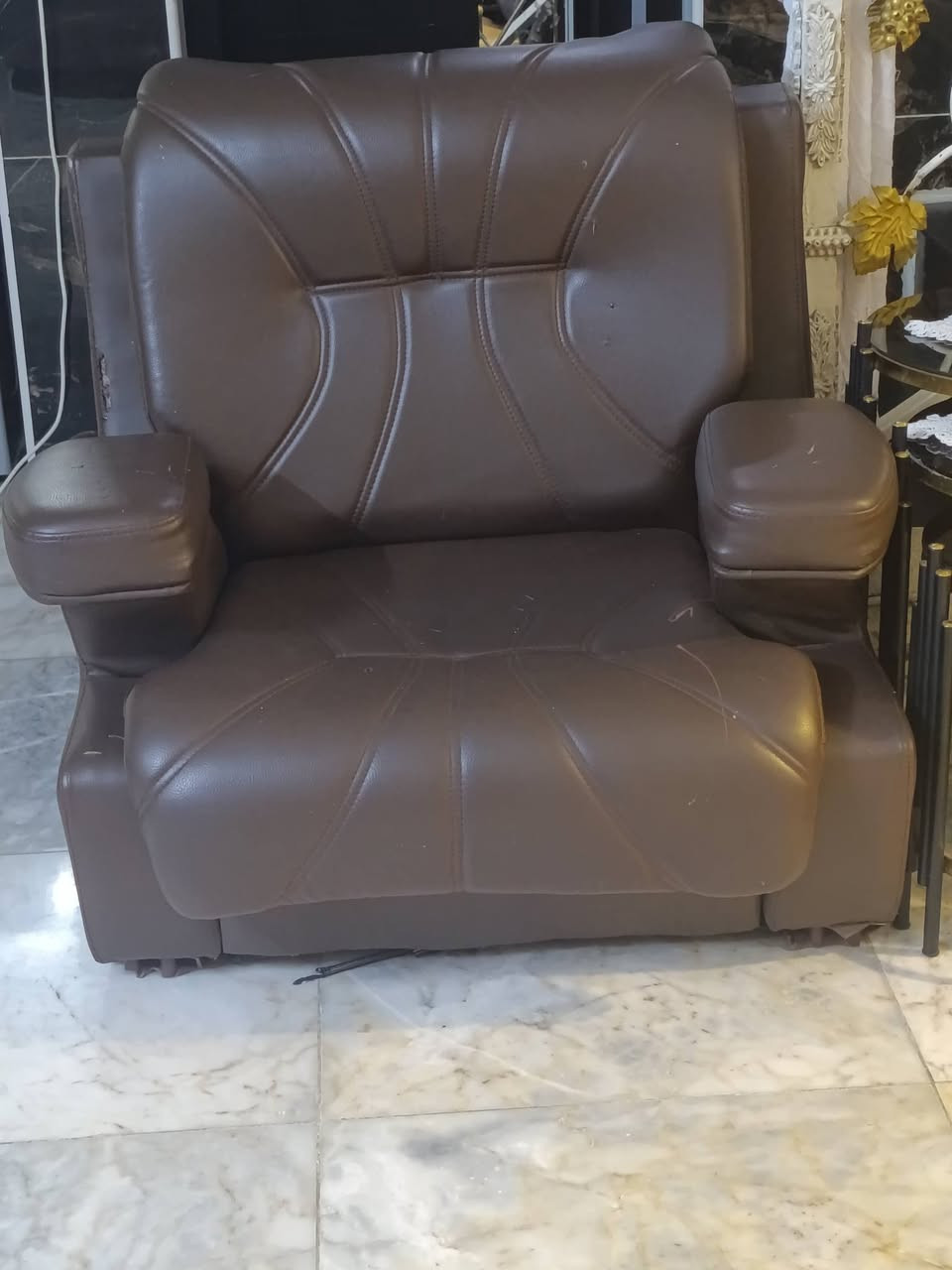 قنفات جلد اصلي للبيع السعر 250 بيها مجال بسيط تحتوي على قنفه ام 3 نفرات وقفنه 2 نفر وحده نفر وحده نفر  المراسله عبر الرقم واتساب *********** او ماسنجر مكاني بغداد الحريه دور نواب الضباط
