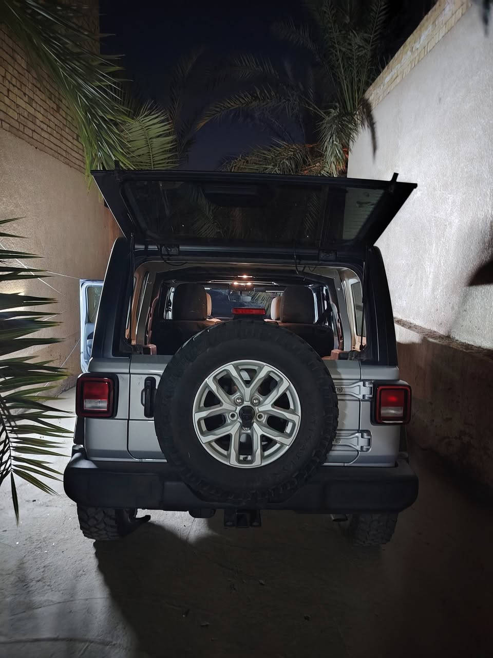 للبيع جيب رانجلر 2023 فئة سبورت ماشيه 4000 الف كيلو يعني زييرووو  السياره نضيفه و كلش حلوه  حادث امامي و صلحتهه تصليح درجه اولى
السعر 260. للتواصل ***********
للبيع جيب رانجلر 2023 فئة سبورت ماشيه 4000 الف كيلو يعني زييرووو  السياره نضيفه و كلش حلوه  حادث امامي و صلحتهه تصليح درجه اولى
