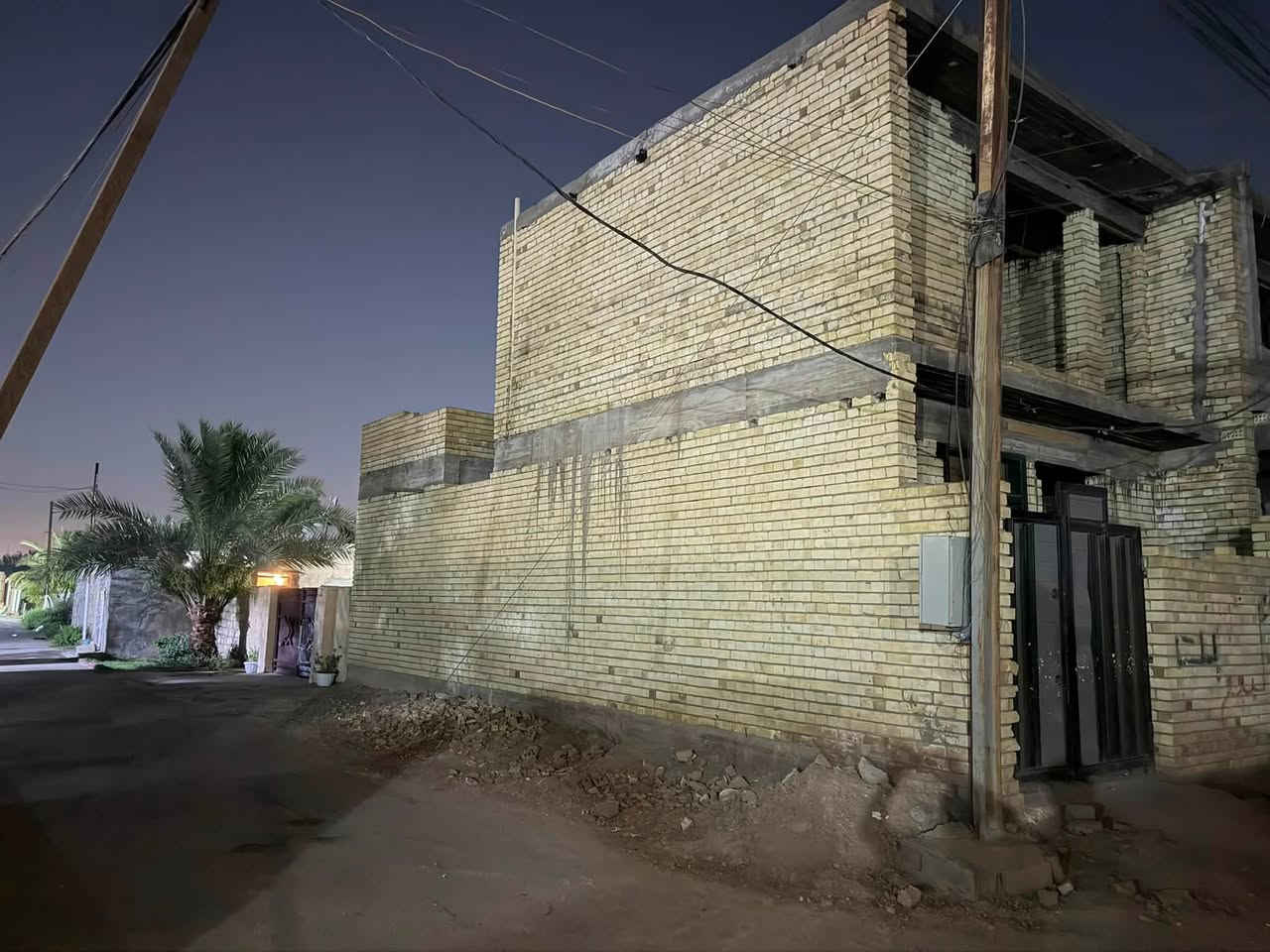 السلام عليكم بيت هيكل ركن للبيع مساحه 90 متر واجه 7 متر ونزال 13 مدخلين طابق الاول غرفه نوم جوه + استقبال ومطبخ وصحيات وطابق ثاني غرفتيني نوم وصحيات مكان البيت الدوره البوعيثه الهواشه الفرع مقابل صيدلية بسمة الحياة شارع تبليط ماء كهرباء كامل خدمات   السعر  48 وبي مجال الاستفسار ***********
