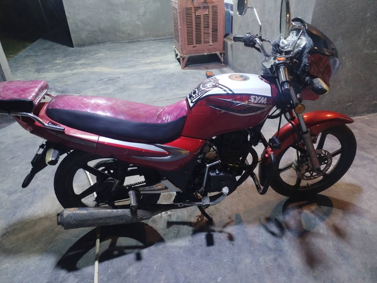 :

---
*🏍️ دراجة سايم كير للبيع 🏍️*
السعر 775,,   بي مجال 

*المواصفات:*
- النوع: سايم كير
موديل"" "17 
- اللون: أحمر 🔴
- المحرك: مكفول ونظيف ✅
- الكهربائيات: شغالة 100% ✅
- الأوراق: موجودة  ✅
- الحالة: جاهزة للاستخدام فوراً

*للاستفسار:*
*********** 

*العنوان:* الرمادي - الانبار

---
الشراي يتصل ويدلل
