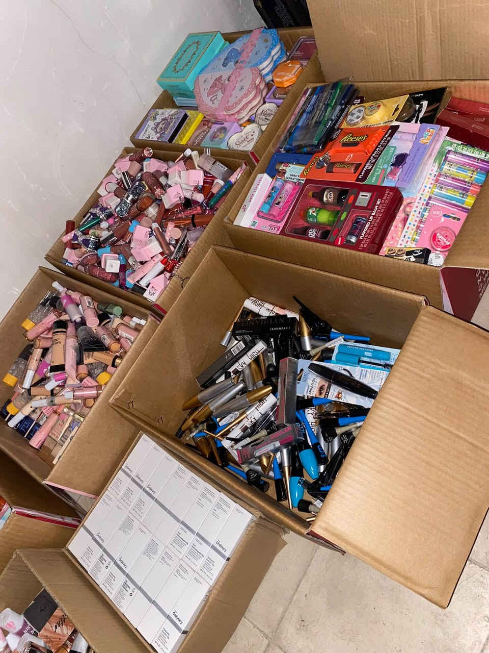 شلعه مكياج كللللشي بيها 1800 قطعه  كارتون حمر وكلوسات وكارتون اساسيات من فاونديشن وبرايمر وكونسيلر وكارتون باليتات وباودر وبلشرات وكارتون مسكارات وايلاينر وكارتون اضاءه كارتون سيروم اوردنري و3 كراتين مشكل كلشي بيهم مكرتن ومغلف مزيل مكياج ومثبت مكياج وغسول بشره ومرطبات وصابون بشره واظافر وبيهم ماركه شيكلام 
للاستفسار على الواتس : ***********
@إشارة
