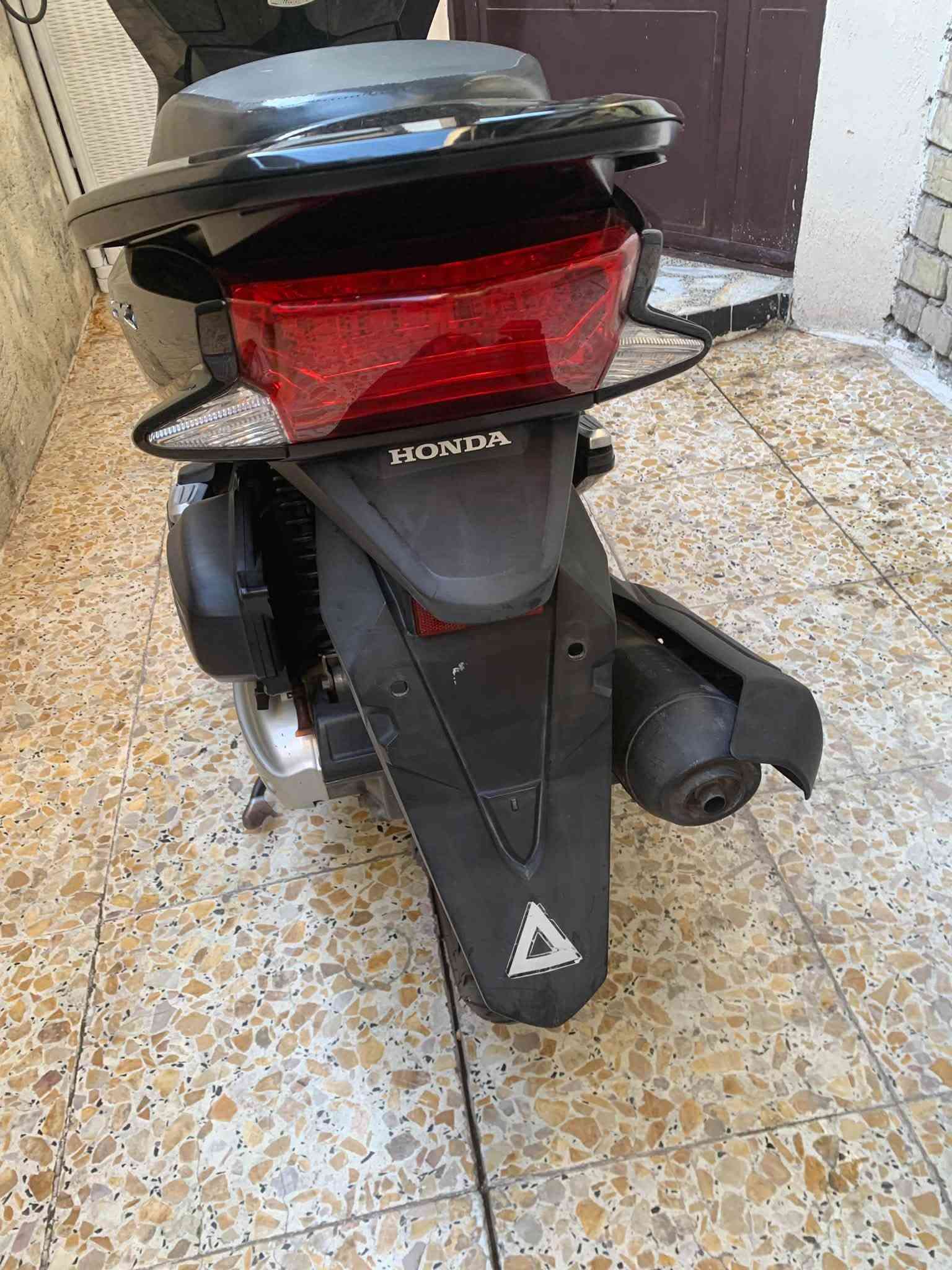 سلام عليكم pcx جيل ثاني ياباني JF محرك 125 
لون اسود دراجه جديده كلش وجاهزه من كل نواحي ناعمه دراجه مكفوله كفاله عامة دراجه ماشيه 44 الف حساس ستان حساس زدحام سويجين  وي دراجه 

العنوان بغداد السعر 16 وبيها مجال بسيط *********** شراي يتصل ويدلل

