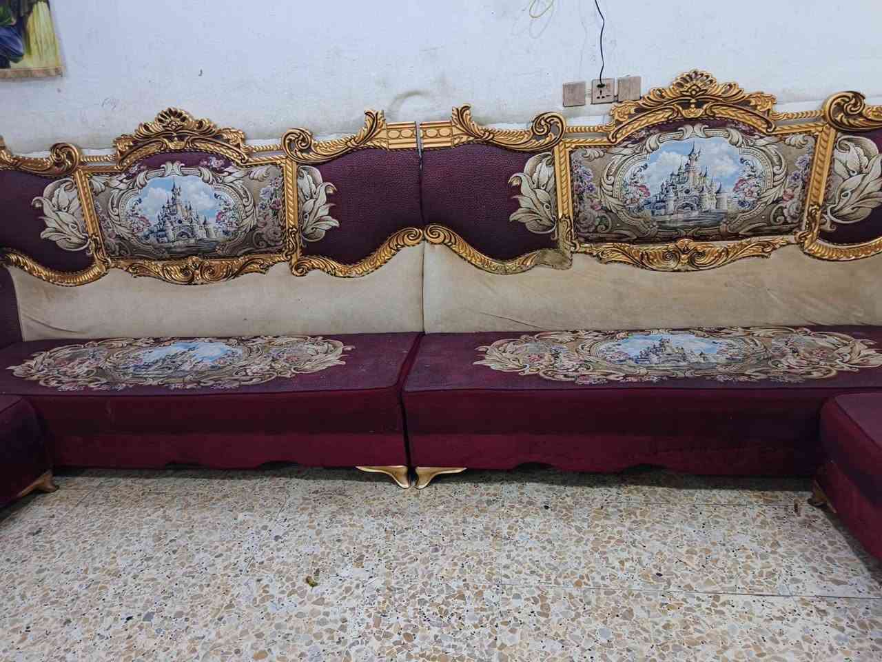 ديوان ملكي تكمه نظيف جدا 12مقعد ب300الف وبي مجال المكان الوشاش *********** يوجد توصيل بكروة يوجد واتس اب
