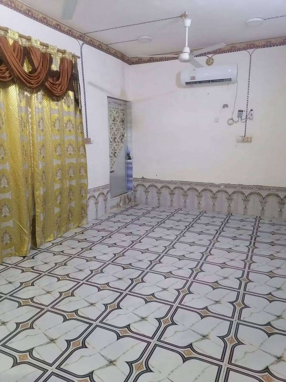 السلام عليكم 
بيت للبيع مساحه 110م الغراف اول فرع في حي سويد يبعد 100م عن شارع الرئيسي
بيت نظيف كامل من كهرباء و ماي و امبريه 
السعر 20 مليون و بيه مجال لىشراي 
***********
