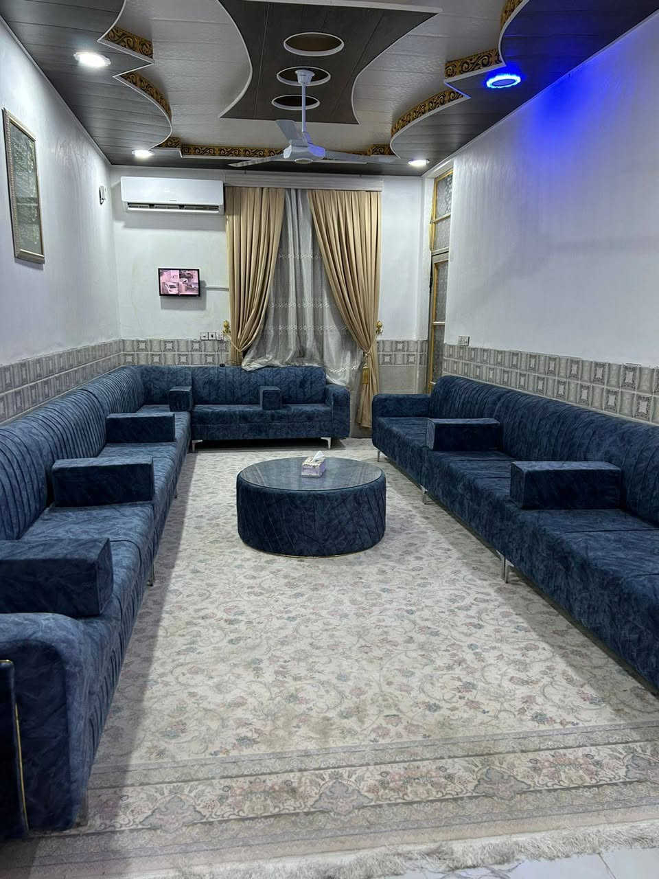 سلام عليكم شوفلي هذا البيت مساحه 150 كيك مو بيت بسعر 68 مع المجال البسيط موقع راقي
شارع الصب مقابل ملحق الغدير خط اول

بناء حديث كما موضح في الصور طابوق سقف صب اساس صب 

محتوياته غرفتين نوم صاله ستقبال مناور صحيات  طارمه 

كافة الخدمات متوفره
 طابو زراعي سند 25 قرار محكمة 
اذ عندك مقدمه فوك ال 45 تعال حلالك ولباقي تسديد شهري 
 للستفسار اكثر ☎️‏‪***********‬‏☎️ 
متوفر وتساب
