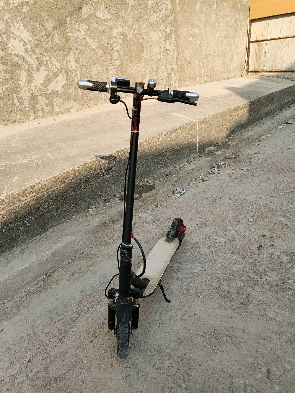 اسكوتر أمريكي للبيع يحتاج شاحنه فقط للتواصل على الرقم ***********
ممكن تذكر شنو موديل السكوتر بالضبط؟ وإذا تعرف الشركة/النوع همين.: 
اسكوتر أمريكي للبيع يمشي 30كيلو متر حقيقي 
حالة البطارية شلون؟ تحتاج تبديل لو فقط شاحن؟ وكم يمشي بعد الشحنة الواحدة تقريباً؟: 
البطاريه ممتازه فقط شاحنه
وين موقعك بالضبط بأي منطقة/محافظة حتى المشتري يگدر يوصلك؟: 
بغداد البياع
السعر شكد النهائي؟ وبيه تفاوض لو ثابت؟: 
250 و بي مجال 
السكوتر يجي ويا الشاحن والإكسسوارات الظاهرة لو بس نفس السكوتر؟: 
نفس السكوتر