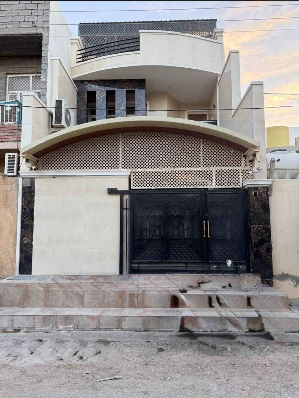 السلام عليكم بيت للبيع المساحه 120متر طابو صرف الموقع بعقوبه التحرير  والبيت مقابيل الشركه الغذائية الجديدة ثاني بيت من التجاري مكانه راقي طابقين ولطابق الثالث جلسه مثل ماموضوح بلفيديو شغله درجه اولى كلشي بي مظبوط ماكو شي سوكي الوجه مرمر  السعر 180 تفاصيل اكثر الاتصال ***********
