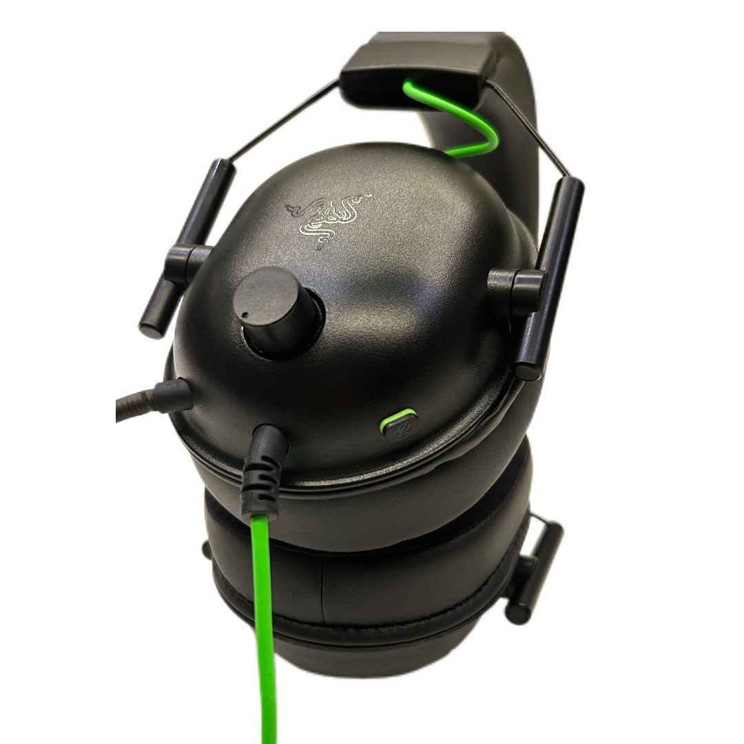 عروض مميزة على سماعات Razer BlackShark V2 X المخصصة للألعاب

لتجربة أداء صوتي دقيق واحترافي، تتوفر الآن سماعات Razer BlackShark V2 X. هذا الموديل مصمم خصيصاً لتلبية احتياجات اللاعبين (Esports) بفضل مواصفاته العملية، مما يجعله خياراً ممتازاً للشراء الفردي أو لتجهيز صالات الألعاب بكميات كبيرة:
المواصفات والتفاصيل:

 * نظام صوت Tri-Force بمقاس 50 ملم: يوفر توزيعاً دقيقاً للصوت (الترددات العالية، المتوسطة، والمنخفضة) لتجربة استماع واضحة جداً وتفاصيل دقيقة في الألعاب.

 * صوت محيطي 7.1: يتيح لك تحديد اتجاهات الصوت ومواقع الخصوم داخل اللعبة بدقة عالية، مما يعطيك أفضلية في ألعاب التصويب.

 * ميكروفون HyperClear Cardioid: ينقل صوتك بوضوح تام مع تقنية تقليل الضوضاء المحيطة، لضمان تواصل فعال ومستقر مع فريقك.

 * عزل صوتي متقدم (Passive Noise Cancellation): تصميم وسادات الأذن يغطي الأذن بالكامل ليعزل الأصوات الخارجية ويمنع التشتت.
 * راحة فائقة ووزن خفيف: تصميم مريح بوزن خفيف جداً، مخصص لجلسات اللعب الطويلة دون التسبب بأي ضغط أو تعب.

 * متعددة الاستخدامات: تعمل بكابل 3.5 ملم، لتتوافق بسهولة مع أجهزة الكمبيوتر، وأجهزة الكونسول (PlayStation, Xbox)، والهواتف.
فرصة ممتازة للحصول على جودة عالية وأداء موثوق بأسعار تنافسية. (يتوفر لدينا إمكانية بيع كميات كبيرة بأسعار خاصة).

📍 الموقع: السليمانية
💰 للحجز أو الاستفسار، يرجى إرسال رسالة مباشرة السليمانية, العراق

نص مكتوب في الصور:
- RAZER LIFETIME
- TRI-FORCE 50 MM DRIVERS
- HYPERCLEAR CARDIOID MIC
- RAZER BLACKSHARK V2 X
- MULTI-PLATFORM WIRED ESPORTS HEADSET
- ADVANCED PASSIVE NOISE CANCELLATION
- LIGHTWEIGHT COMFORT
- 7.1 SURROUND SOUND
- 3.5 MM JACK
- FOR GAMERS. BY GAMERS.
