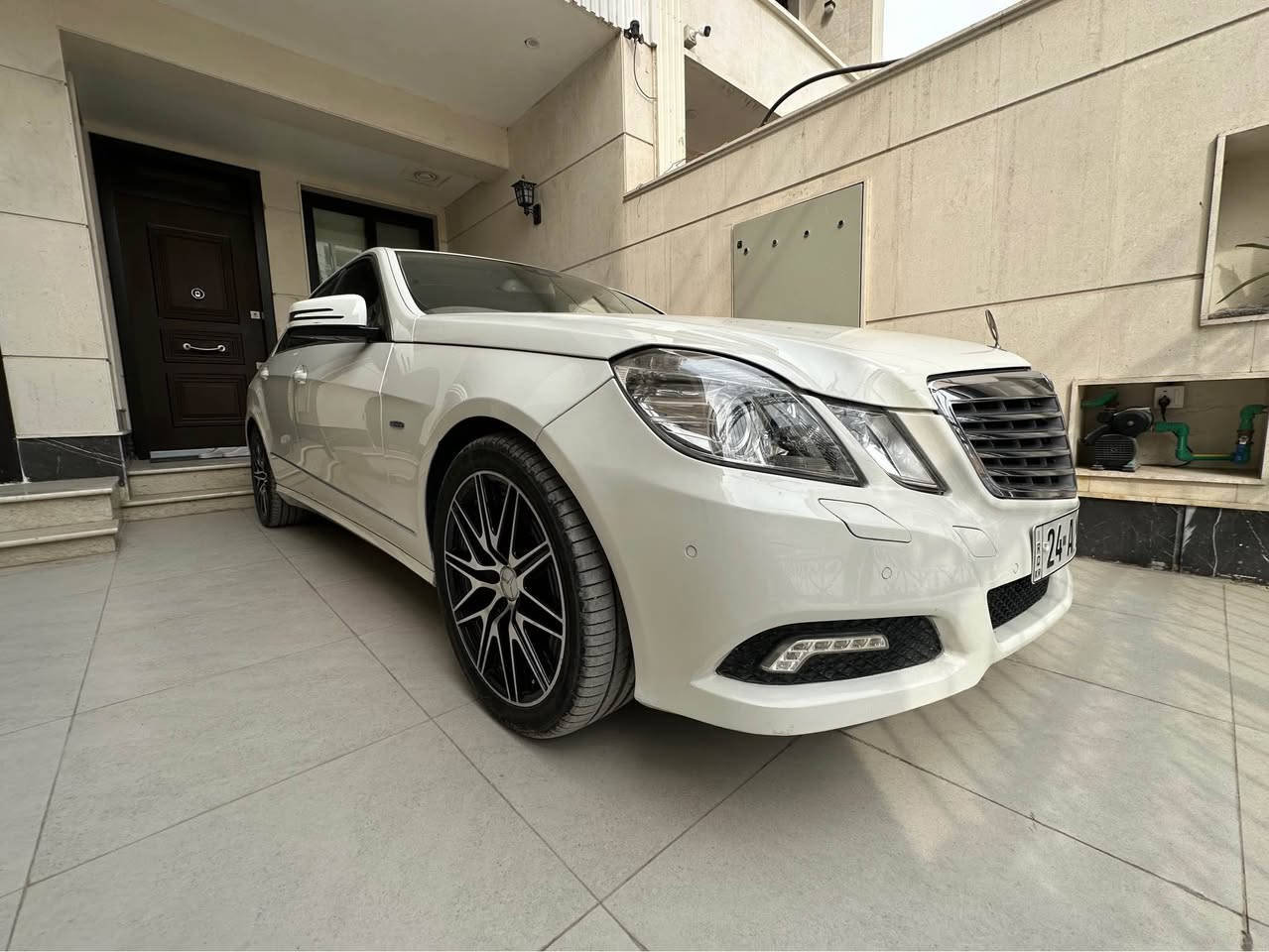 مرسيدس w212 2010 E200
 
افنگارد كامل مواصفات 
استخدام شخصي وكلش نظيفه وبلاديه ومسويلها ادامه كلها
* سلايد 
* كشنات جلد ومخمل 
* كشنات تدفئه
* كشنات كهرباء 
* تحكم ستيرن 
* كروس سرعه 
* اناره داخليه بوب ودشبول واناره ترحيب وانار جوه الكشنات الاماميه 
* اوتوبارك 
* هولد
* حساسات امامي خلفي
* شاشه جبيره شاشه اعطال ماوس شاشه  
*  داخل صاج ملكي اسود
* لايت زنون بلادي داينمك لد امامي نهاري وبك لايت لد  وعدسه الايت متحركه
* مري كهرباء وشفط وتعتيم
* تبريد قطعتين امامي خلفي وبالچكمچه ايضا وبارد جدا معروف تبريدها
* وباقي مواصفات المرسيدس المعروفه 
* اهم شي السياره (توو ويل)
* السياره نظيفه جدآ استخدام شخصي و ادامه كامله مبيها اي نقص. (صفر مسج)
مكانها بغداد الكرخ السعر ١٣٧$ ورقة وبيها مجال بسيط *********** بغداد, العراق
