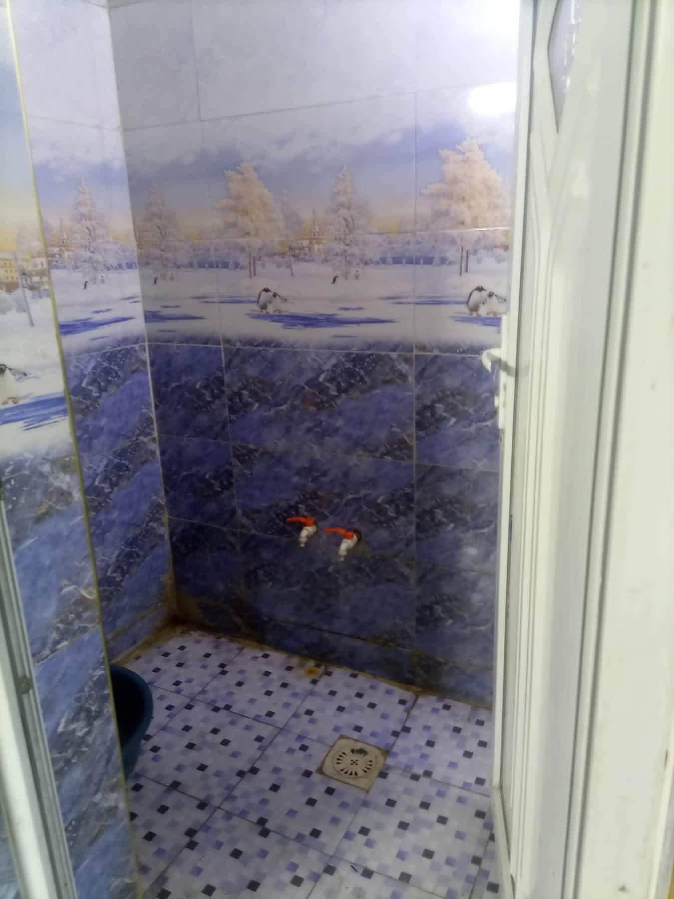 السلام عليكم بيت للبيع المكان كم سارة المساحه 150 ثلاث غرف وصاله وستقبال مستعجل عل بيع سعر 65 الاستفسار ***********
