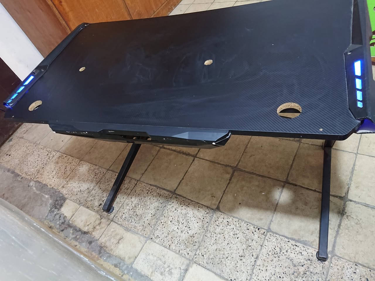 سلام عليكم اخوان

مكتب Fantech BETA GD600 هو مكتب ألعاب (Gaming Desk) ثابت الارتفاع، يركز على المتانة والتنظيم المتقدم. يتميز بإضاءة RGB جانبية، هيكل فولاذي فاخر، ونظام متكامل لإدارة الطاقة والكابلات يشمل حامل لقابس الطاقة (Power Strip). يأتي بحجم متوسط مع حامل للسماعات

الارتفاع: 77سم
الابعاد: 120 سم × 64 سم

اخوان ميز كيمنك كلش مرتب ونظيف هوة فقط متروك صارلة فترة لان بعت التجميعة وملتهي للدراسة 
الميز كلش نظيف واحلة بهواي من الصور لان لا اعرف اصور ولا موبايلي زين بالتصوير تجي تشوفة وتقيم + بي ملاحظات بسيطة و مثقوب بي ثقبين اضافيات للوايرات مال الماوس والكيبورد لا مأثرات ولا مبينات اثناء الاستخدام

اخوان مكاني بغداد الشعب الجزائر وسعرة الجديد من الوكالة اب 220 الف واني رايدة اب 100 وبي مجال حك الجية لان توصيل ماعندي للاسف ونعتذر عن الاطالة👍
للتواصل واتساب ورصيد:
***********
