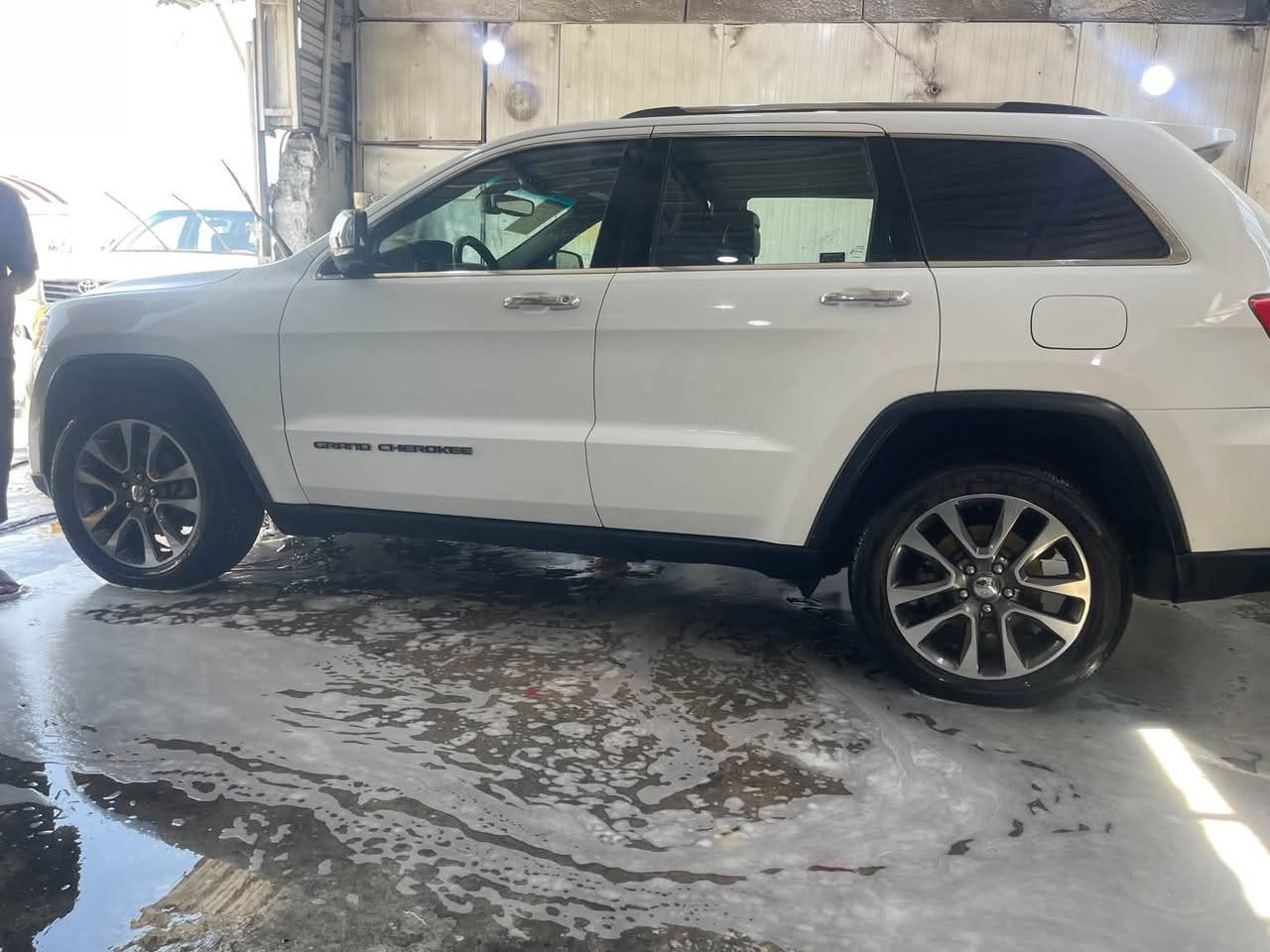 يالله جمعه مباركه جيب امريكي موديل 2018
السعر 215
 فول مواصفات ١/١    
فتحه
حجم المحرك: 3600
فور ويل 4/4 ماوس 
جكات تصعد وتنزل حسب اختيارك 
دبل سلايت بانوراما 
شاشه جبيره 
شفتات ستيرن 
جنطه كهربائي شفط 
 
 حساسات خلفية 
سستم صوت 12 سماعة 
دمامي خلفي بلصندوك
قطعتين تبريد 
كشن خزن ميموري 3 وضعيات
كشنات علامه اوفرلاند 
 
 كهرباء (تدفئة+تبريد) 

تدفئه بلاستيرن 

مري قلاب ويه ال R
يدات ستيل اصل  
 كامرة خلفية دوارة اصلية
 استيرن كهرباء +  تدفئة
 فول تحكم استيرن (جهتين امامي + جهتين خلفي) 
 ناقل حركة ٨ نمر
 نظام سبورت s
 نضام اقتصادي
 مري _جانبي_تدفئة مرايا_جانبية_حساسة_للضباب_تعمل_
تلقائياً + اشارة بالمري 
 لايت عدسة زينون يصعد وينزل ويه الستيرن 
كشافات زنون 
برده  بلصندوق شركه 
 باتري جديد تخم تاير جديد   
رقم بغداد تحويل ثاني يوم بسمي 
السياره جديدالسعر 215 مكاني العماره
***********

نص مكتوب في الصور:
- Jeep Grand Cherokee 2018 White 3.6L vin: 1C4RJFBG5JC106879 Final bid: $19200 Auction: IAAI SOLD Lot number: 24379874 Date of sale: 19.02.2019 Year: 2018