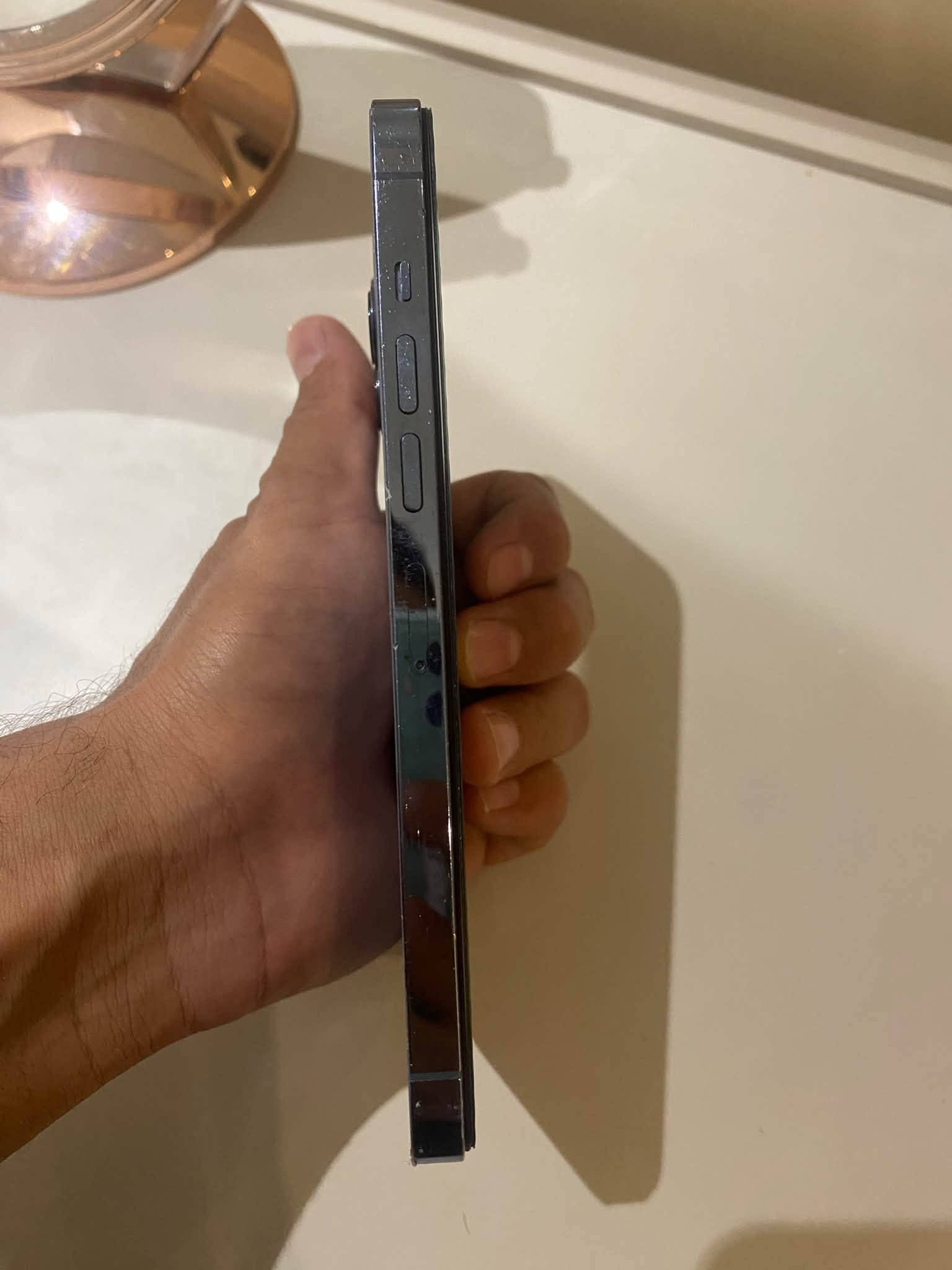 ايفون 13 pro max ذاكرة ٢٦٥ 
الجهاز اليوم بدلتله شاشه وبطاريه وضهر لان وكع ونكسرت الشاشه 
بطارية جديدة ١٠٠
ويا حافظه شكل ايفون ١٧ جديدة
السعر ٤٧٥ وبي مجاال 
مكاني بغداد حي الاعلام وماعندي توصيل

نص مكتوب في الصور:
- ٧:٢٢
- القطع والخدمة
- تجمع Apple سجل تاريخ القطع والخدمة، وهذا السجل يعرض معلومات عن هذا الـ iPhone وحالته وتفاصيل إصلاحه. معرفة المزيد...
- يتوفر تكوين
- البطارية
- تم اكتشاف بطارية جديدة. يرجى إعادة التشغيل لتكوين البطارية الجديدة لهذا الـ iPhone. معرفة المزيد...
- إعادة التشغيل والانتهاء من الإصلاح
- سجل تاريخ الخدمة
- الكاميرا
- غير معروف
- الشاشة
- ٧:٢١ حول الاسم iPhone إصدار iOS 26.3.1 (a) اسم الطراز iPhone 13 Pro Max رقم الطراز MLHC3ZA/A الرقم التسلسلي PMV9NY05D4 سجل تاريخ القطع والخدمة الأغاني الفيديوهات الصور السعة ٢٥٦ غ.ب. متوفرة ٢٣٧,٦٦ غ.ب. عنوان Wi-Fi DC:53:92:51:84:CE Bluetooth DC:53:92:3C:12:62
- ٧:٢١ حالة البطارية والشحن رسالة مهمة حول البطارية غير قادر على التحقق من أن هذا الـ iPhone يحتوي على بطارية أصلية من Apple. قد لا تكون التفاصيل الواردة من هذه البطارية دقيقة. لمعرفة المزيد الحد الأقصى للقدرة ١٠٠٪ هذا قياس لقدرة البطارية مقارنة بقدرتها عندما كانت جديدة. قد تتسبب القدرة المنخفضة بتقليل ساعات الاستخدام بين عملية الشحن والأخرى. أقصى قدرة للأداء الـ iPhone غير قادر على تحديد عمر البطارية. شحن البطارية المحسن للحد من استنزاف عمر البطارية، يتعلم الـ iPhone من عادات الشحن اليومية، بحيث ينتظر ولا يتجاوز ٨٠٪ حتى يحين موعد حاجتك إلى استخدامه. شحن البطارية المحسن متوقف حتى ٦:٠٠ ص.