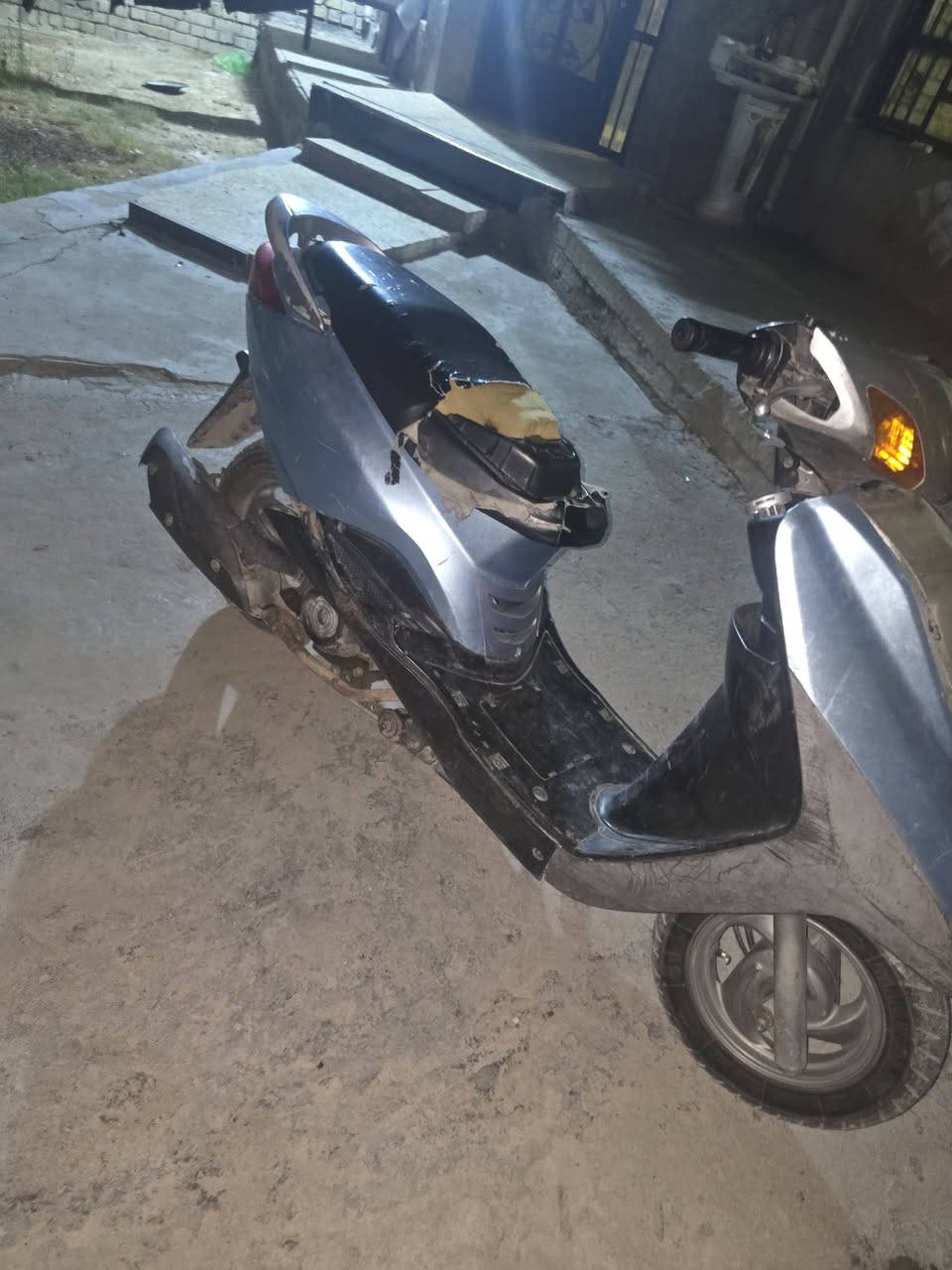 ابريز للبيع دراجه نضيفه ومكينه برغي مامفتوح بيه دراجه نضيفه وحلوه بس يرادله ترتيبات شلعته حلوه السعر 600 وبيه مجال حك جيه هاذ رقم بي واتساب ***********
