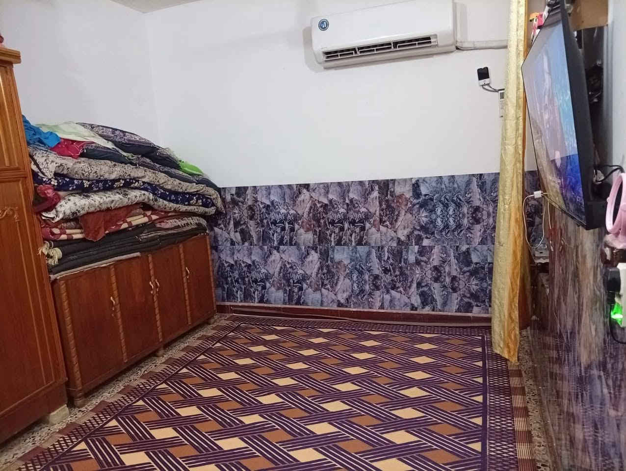 السلام عليكم بسبب الوعود الكاذبة دار للبيع مساحة 100 متر طابو صرف ملك بيت كامل ونضيف مكان بغداد الرصافه حي البتول شارع مدرسة الخيرات خدمات كامله السعر 90 وبي مجال للاستفسار مراسلة الصفحة او الاتصال ***********
