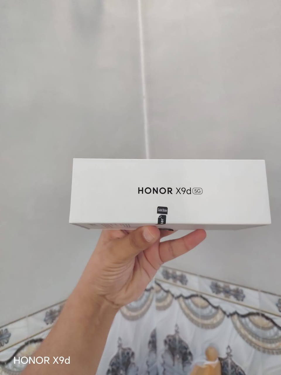هونرx9D للبيع بعده بلكارتون اللون المييز رام/12  /***********

نص مكتوب في الصور:
- HONOR X9d