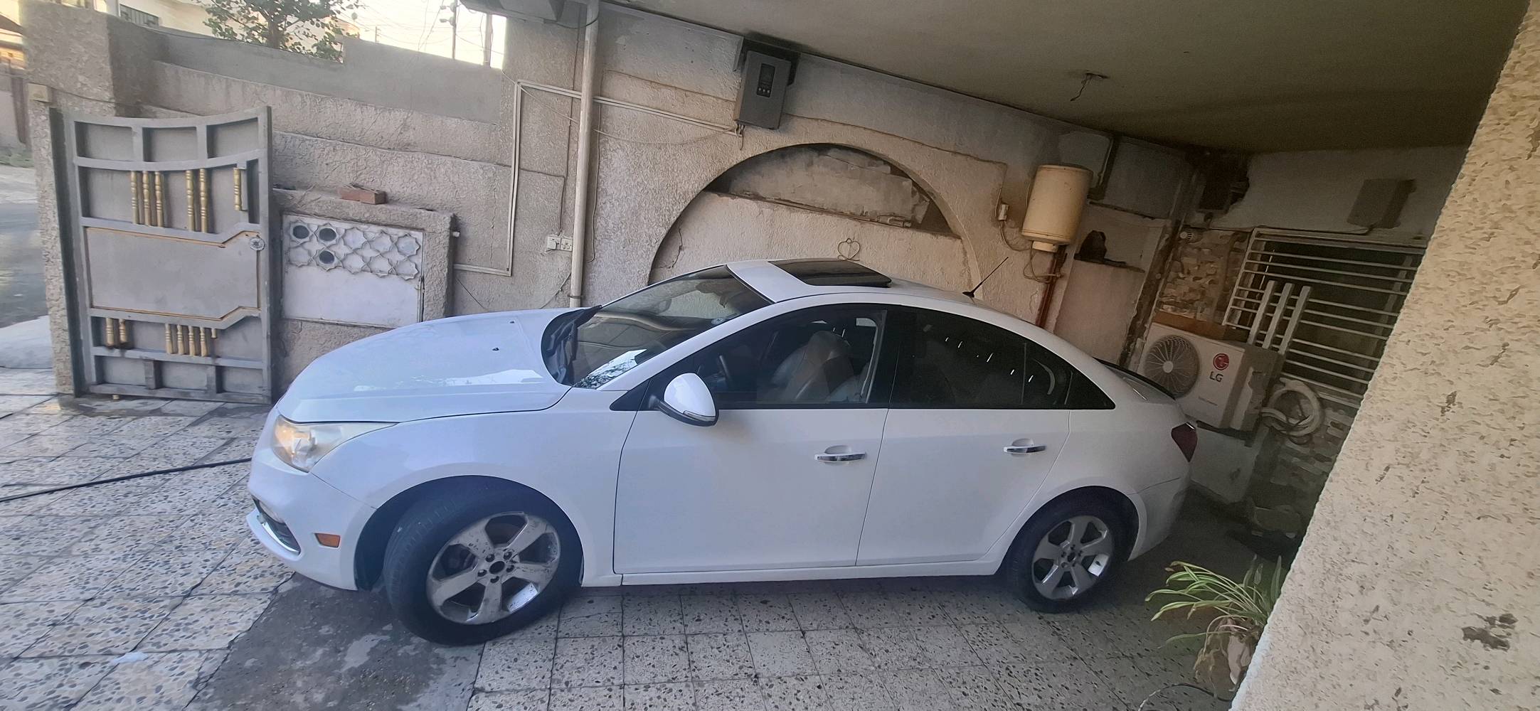 شوفر ليت كروز   فول  ٢٠١٦ 
خليجي السيارة جاهزة من كلشي رقم سليمانيه باسمي مكانها بغداد والسونار موجود بالصور 
رقمي ***********
شنو فئة الكروز بالضبط؟ يعني LT لو LS لو غير فئة، وشنو سعة المكينة/القير؟: 
 محرك 1800 LT
شكد ممشايتها الفعلي، وهل عدها صيانة حديثة أو تبديل قطع مهمّة مثل الزيت، الكلاتش/الكير أو البطارية؟: 
140
هل السيارة بيها أي صبغ/رش/حوادث أو ضربات سابقة غير مذكورة، وإذا نعم وين مكانها؟: 
جاملغ صبغ
شنو وضع المكيف، الماكينة، القير، والعفشة؟ هل كلشي شغال طبيعي وما بيه أصوات أو ملاحظات؟: 
مكينه كير تبريد دواخل كلها نضيفة
مكان المعاينة وين بالضبط ببغداد، وهل السعر قابل للتفاوض لو ثابت؟: 
بغداد .. الدورة 