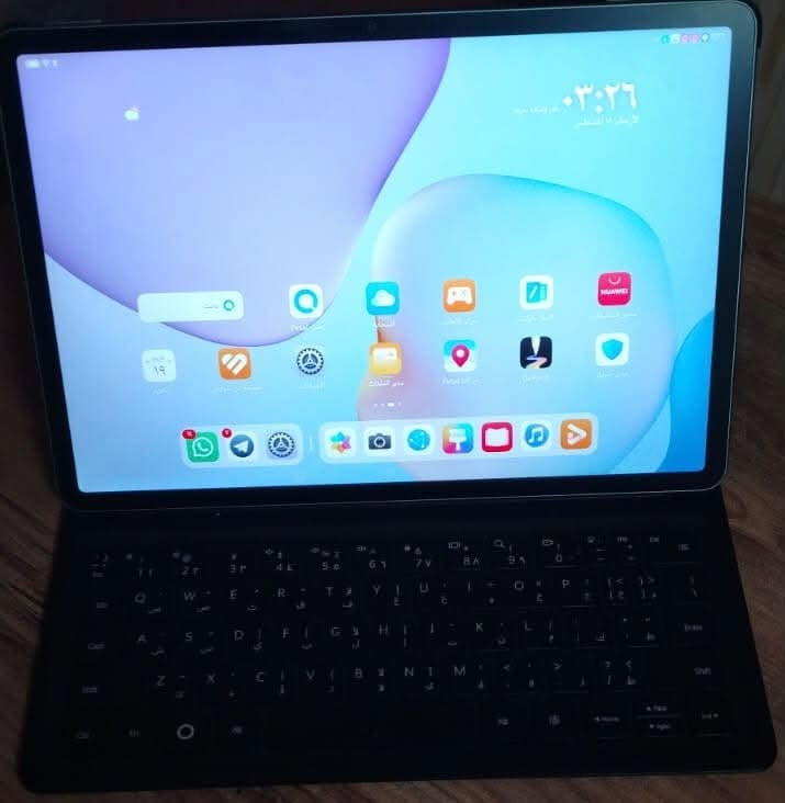 ***********
السعر (( 250.000 الف ))

مواصفات جهاز HUAWEI MatePad 11.5:  
التصميم والشاشة  
 الشاشة: مقاس 11.5 بوصة من نوع TFT LCD (IPS).  
 الدقة: 2200 × 1440 بكسل (أو 2456 × 1600 في الإصدارات الأحدث)، بنسبة أبعاد 3:2 المناسبة للإنتاجية وقراءة المستندات.  
 معدل التحديث: 120 هرتز لسلاسة عالية.  
 التصميم: هيكل معدني متين وخفيف للغاية بسُمك حوالي 6.85 ملم ووزن يقارب 499 غراماً.  
 إصدار PaperMatte: يتوفر منه خيار بشاشة مطفية لمقاومة الانعكاسات وإعطاء ملمس مشابه للورق أثناء الكتابة والرسم.  
الأداء والعتاد  
 المعالج: معالج Qualcomm Snapdragon 7 Gen 1 (بدقة تصنيع 4 نانومتر) للإصدار القياسي.  
 الذاكرة العشوائية (RAM): 6 أو 8 جيجابايت.  
 سعة التخزين: 128 أو 256 جيجابايت (لا يدعم كارت ذاكرة خارجي).  
 نظام التشغيل: HarmonyOS (لا يدعم خدمات Google Play بشكل مسبق، ويعتمد على متجر AppGallery وخدمات HMS).  
الكاميرات والصوت  
 الكاميرا الخلفية: 13 ميجابكسل مع تركيز تلقائي وتصوير فيديو FHD.  
 الكاميرا الأمامية: 8 ميجابكسل بزاوية عريضة (105 درجة) مزودة بميزة FollowCam لإبقائك في منتصف الإطار أثناء مكالمات الفيديو.  
 الصوت: 4 مكبرات صوت خارجية تعمل بتقنية HUAWEI Histen لتقديم صوت محيطي ونقي.  
البطارية والاتصال  
 البطارية: سعة 7700 مللي أمبير تدعم تشغيل الفيديو حتى 10.5 ساعة متواصلة.  
 الشحن: يدعم الشحن السريع بقوة 22.5 واط عبر منفذ USB Type-C.  
 الاتصال: يدعم Wi-Fi 6 والبلوتوث 5.2.  
 الملحقات المدعومة: يدعم القلم الذكي (HUAWEI M-Pencil) ولوحة المفاتيح المغناطيسية (Smart Keyboard).
