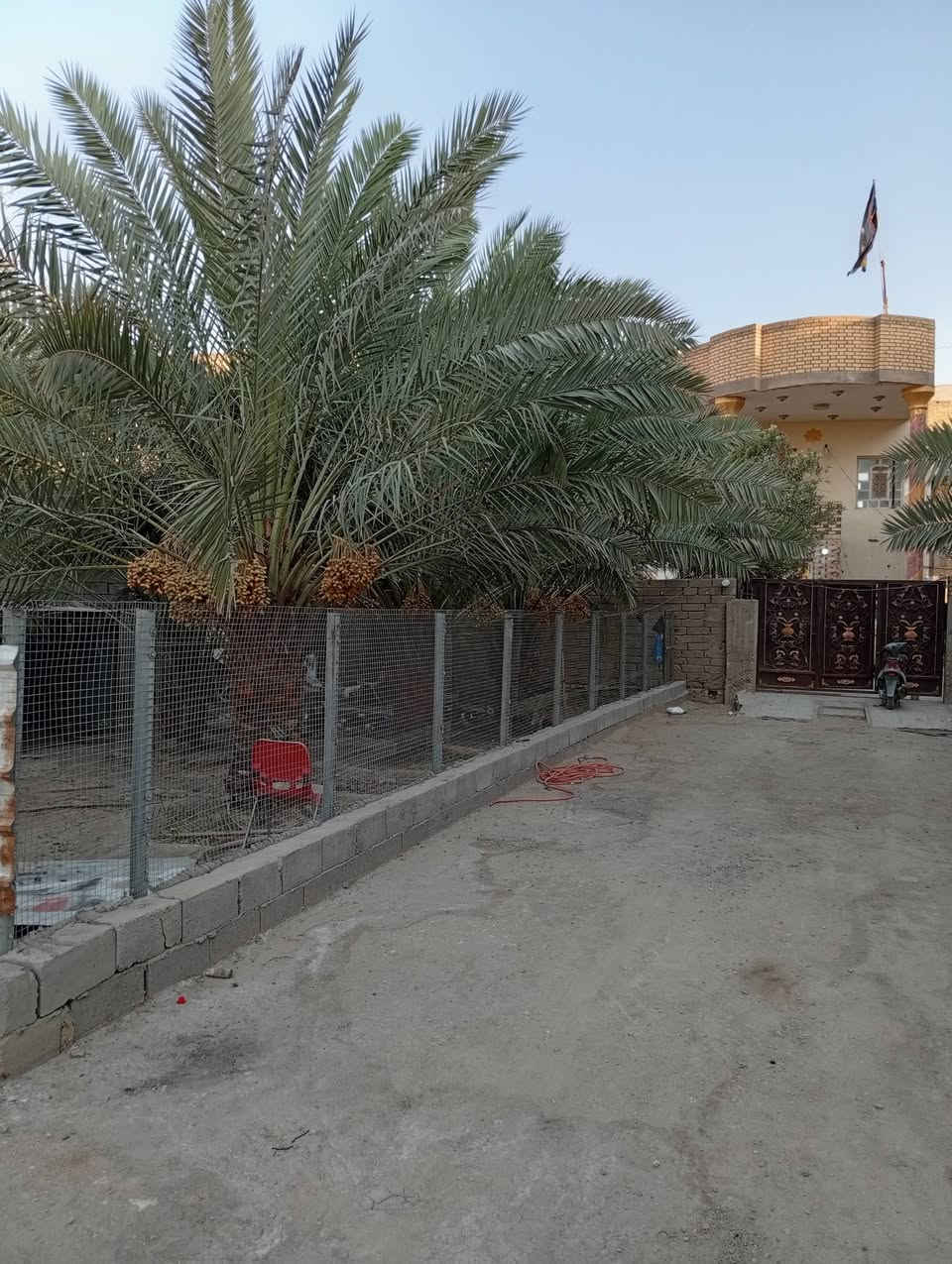 بيت لبيع في الناصريه منطقه عرجه مسحه لبيت ويحديقه داخليه 450م ولحديقه خارجيه 800م لبيت يتكون من صاله وصحيات وديونيه وهول 2غرف طابق ثاني صحيات 2غرف وهول ومغزن تفاصيل اكثر وسعر اتصال على رقم .........‏‪***********‬‏
