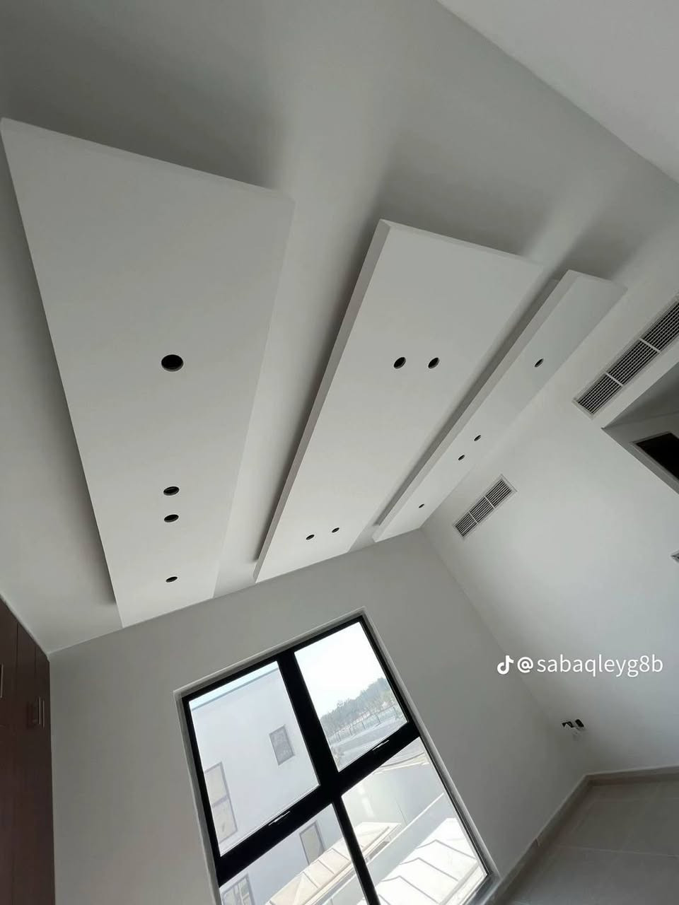سلام عليكم
نشتغل صبغ داخلي وخارجي سعر كل مناطق كركوك اشتغل ***********

نص مكتوب في الصور:
- @abdodecor95
- @sabaqleyg8b