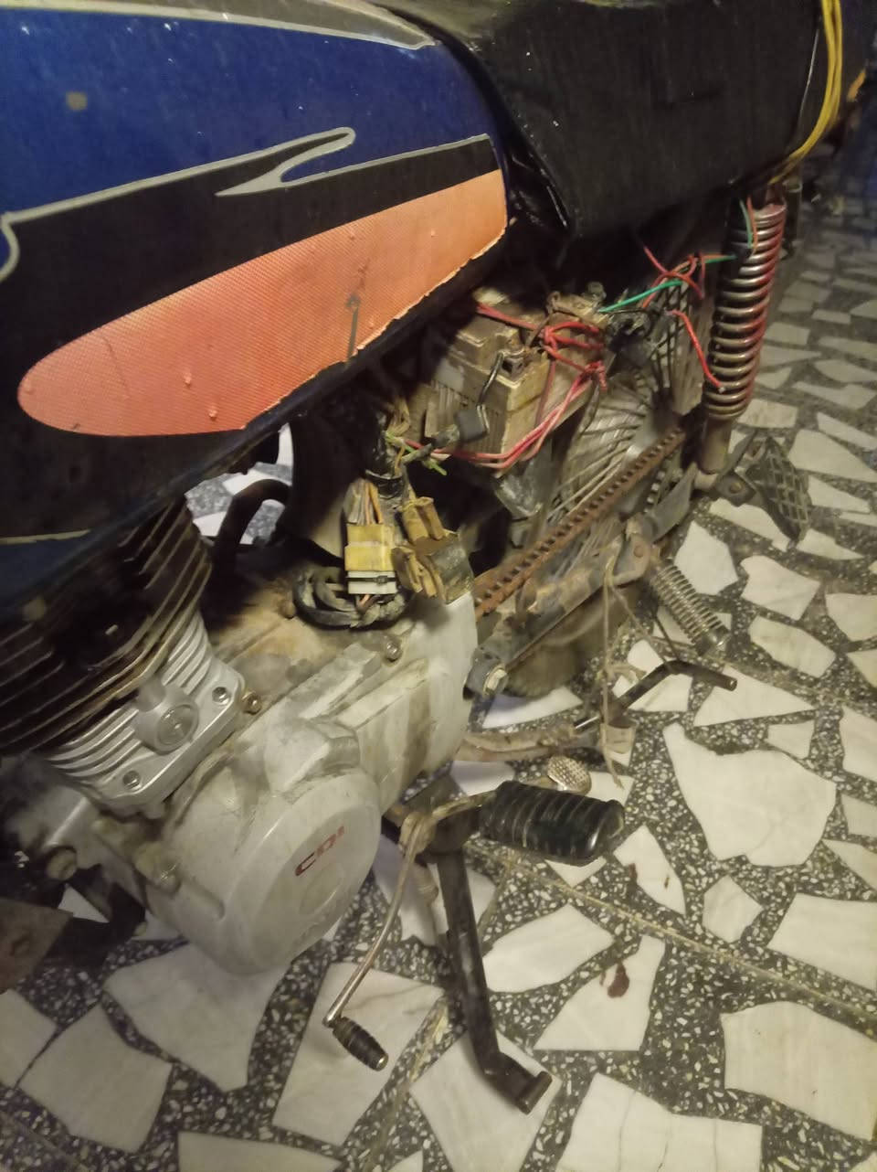 ايراني 4 گير  طافيه  مكينه  بيها  ولفات 
من الاخير  اجيك  كوم  حديد حته متسألني 
ودكلي شبيها  مابيها  اكرر   كوم حديد 
سعر  150  بغداد  عبيدي  
***********  وات ساب
