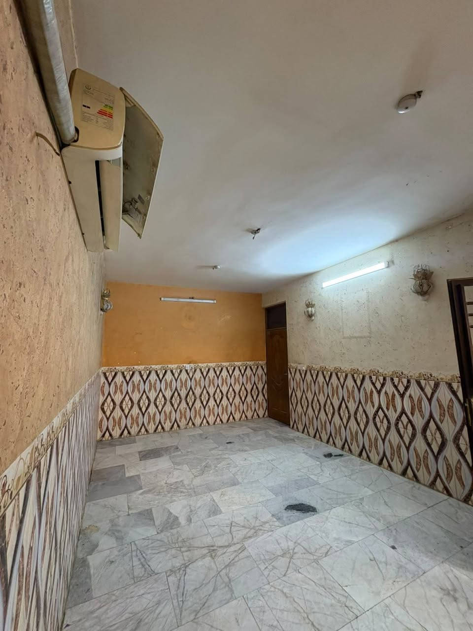 بيت ١٠٠ متر للأيجار 
ابو دشير مقابل الصحه بشارع الزيتون 
سعر الايجار ٧٠٠ وقابل للتفاوض للاستفسار الاتصال على الارقام
***********
 ***********
