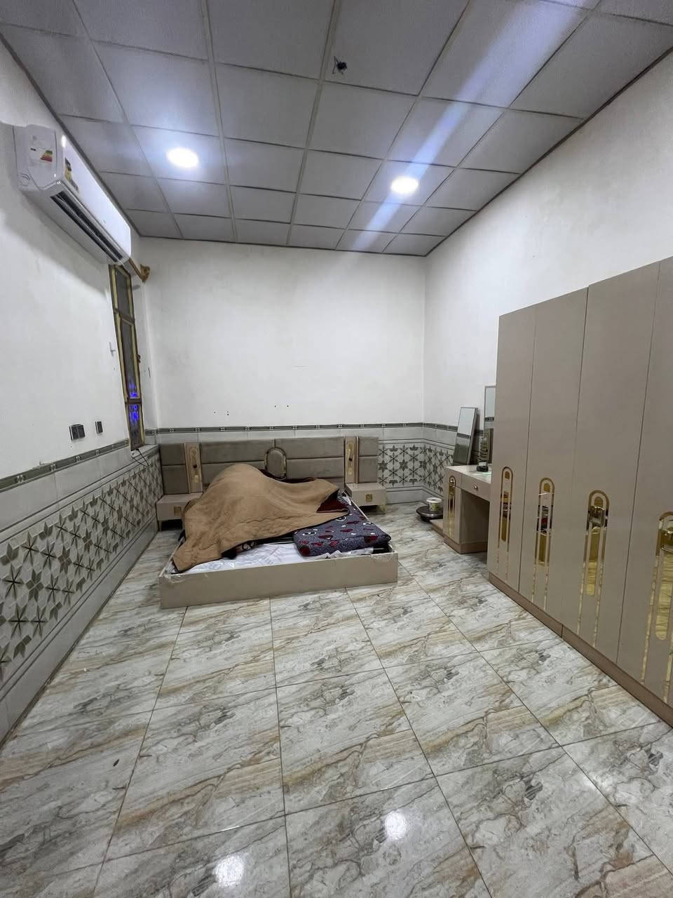 سلام عليكم بيت حديث صب كونكريت ٦غرف على شارع سايدين رئيسي اسكان لصناعي مساحه ١٠٠متر هاذا رقمي ***********
