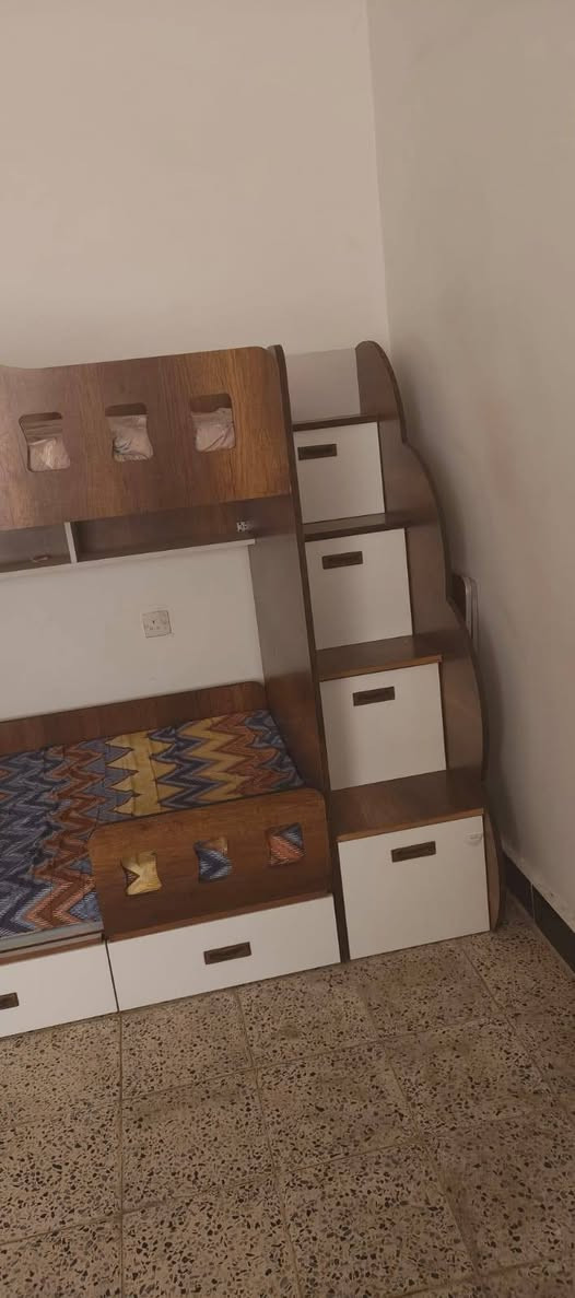 سرير نوم طابقين للاطفال مستخدم شي قليل للبيع
عنوان بغداد حي البساتين مقابل محكمة الشعب
الرقم....  ***********
السعر ٢٠٠ وبي مجال لخاطر الجية
واتساب متوفر ٢٤ ساعة
