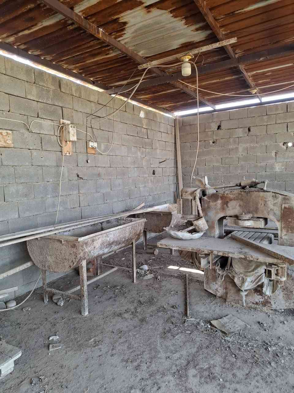 (بسم الله الرحمن الرحيم)       
                      (وأحل الله البيع وحرم الربا)
توجد مكابس للبيع عدد 2 + قالب سداسي مع قوالب 40×40 
يوجد كميه من المرمر ( الاسود والنمري والرصاصي) مع نثره زيرو لون اسود + نثره غربيه 
المكان الانبار الرمادي قرب البوابه مجاور اسواق الكوخ 
بسعر مناسب 
الراغب بالشراء يتصل على الرقم التالي 
***********
