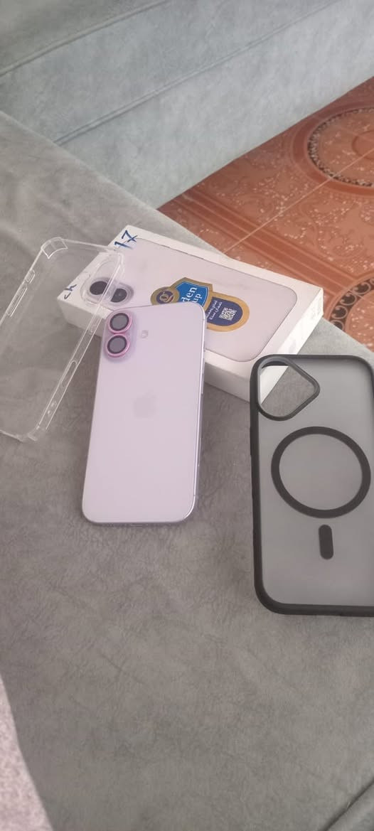 ايفون 17 دبل شريحه
ذاكره 256 
بطاريه 90

نص مكتوب في الصور:
- 12:26 60 ابو سيف هذا الجهاز iPhone 17 الرقم التسلسلي: CQ0J5W7MVC الضمان المحدود تاريخ انتهاء الصلاحية 22 تشرين الثاني 2026 جهازك مشمول بتغطية: خدمة المكونات المادية الدعم عبر المحادثة والاتصال الهاتفي تعرّف على المزيد حول المزايا التي أحصل عليها... هل تحتاج إلى مساعدة؟ دعم Apple احصل على المساعدة بشأن جميع منتجات Apple فتح استخدم تطبيق دعم Apple لجدولة إصلاح أو اتصال أو محادثة مع أحد المستشارين، واستكشاف المشاكل وإصلاحها والمزيد. الحصول على الدعم عبر الويب تخضع الخدمة لشروط وأحكام محددة خاصة بـ AppleCare، وتقتصر على خيارات الخدمة المتاحة في البلد المطلوب إجراء الخدمة فيه. قد تختلف خيارات الخدمة ومدى توفر قطع الغيار،