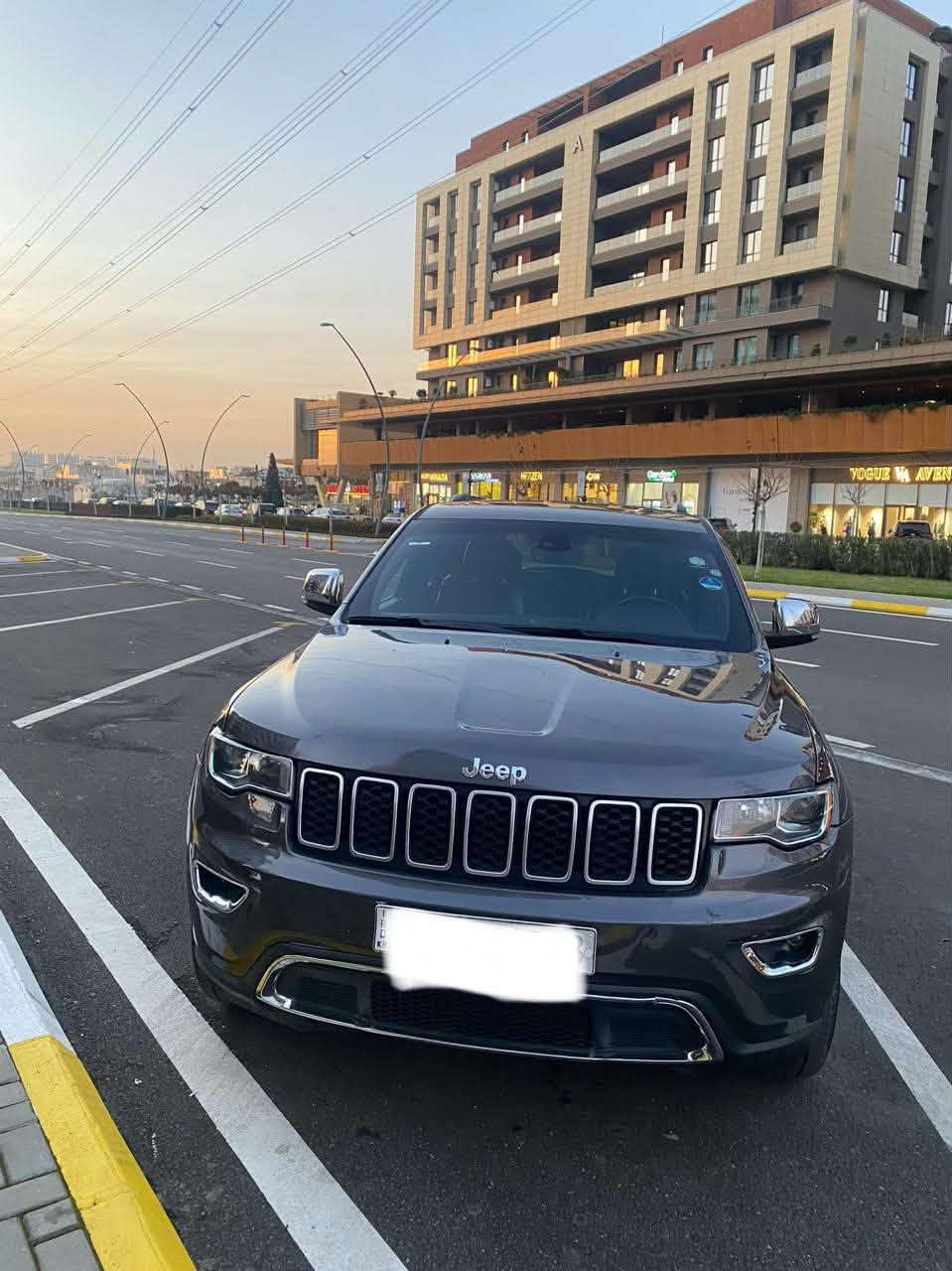 🚗 للبيع: جيب جراند شيروكي (Jeep Grand Cherokee) - فول مواصفات (Full Option) 🚗
✅ المواصفات الكاملة المتوقعة (الرجاء التأكد):

· فتحة سقف (بانوراما أو عادية)
· جنوط رياضية مقاس 20 بوصة
· شاشة ملاحة (نظام ترفيهي)
· مقاعد جلد فاخرة
· مقاعد كهربائية مع تدفئة وتبريد (حسب الفئة)
· حساسات خلفية وأمامية وكاميرا رجوع
· فرامل طوارئ ومساعدات أمان (ASR, ESP)
· مكيف أوتوماتيكي مزدوج (ثنائي أو رباعي المناطق)
· دخول وتشغيل بدون مفتاح (Keyless)
· كروم خارجي (مرايات ومقابض)

📌 موديل: [٢٠٢٢]
🎨 اللون: رمادي معدني
⛽ نوع الوقود: [بنزين / ديزل]
💰 السعر: [٢٦٠ ورقة] (قابل للتفاوض)

📞 للجادين فقط، الاتصال على الرقم:
***********
