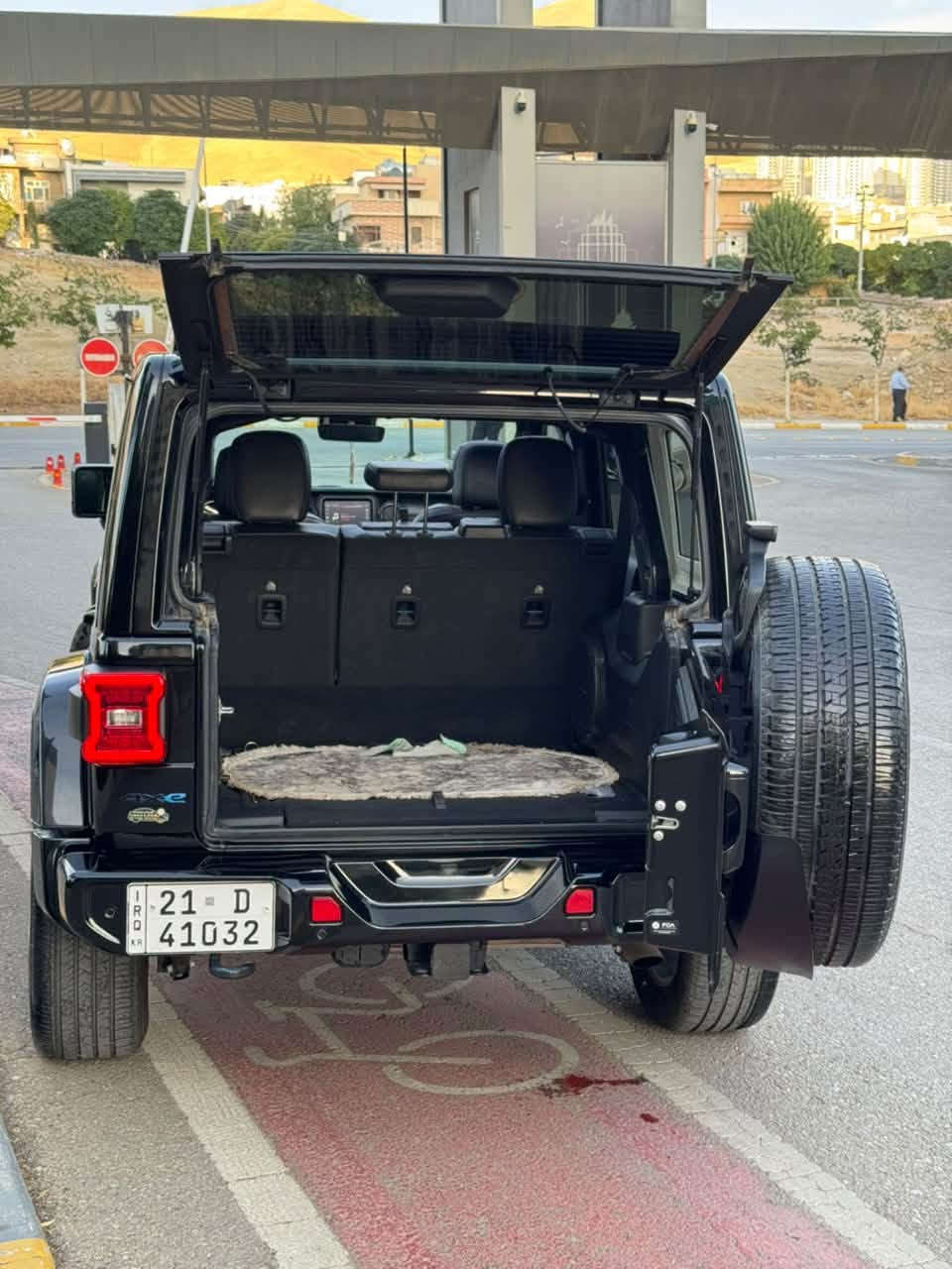 جيب رانجلر • أسود • ٢٣٠٠٠ ميل