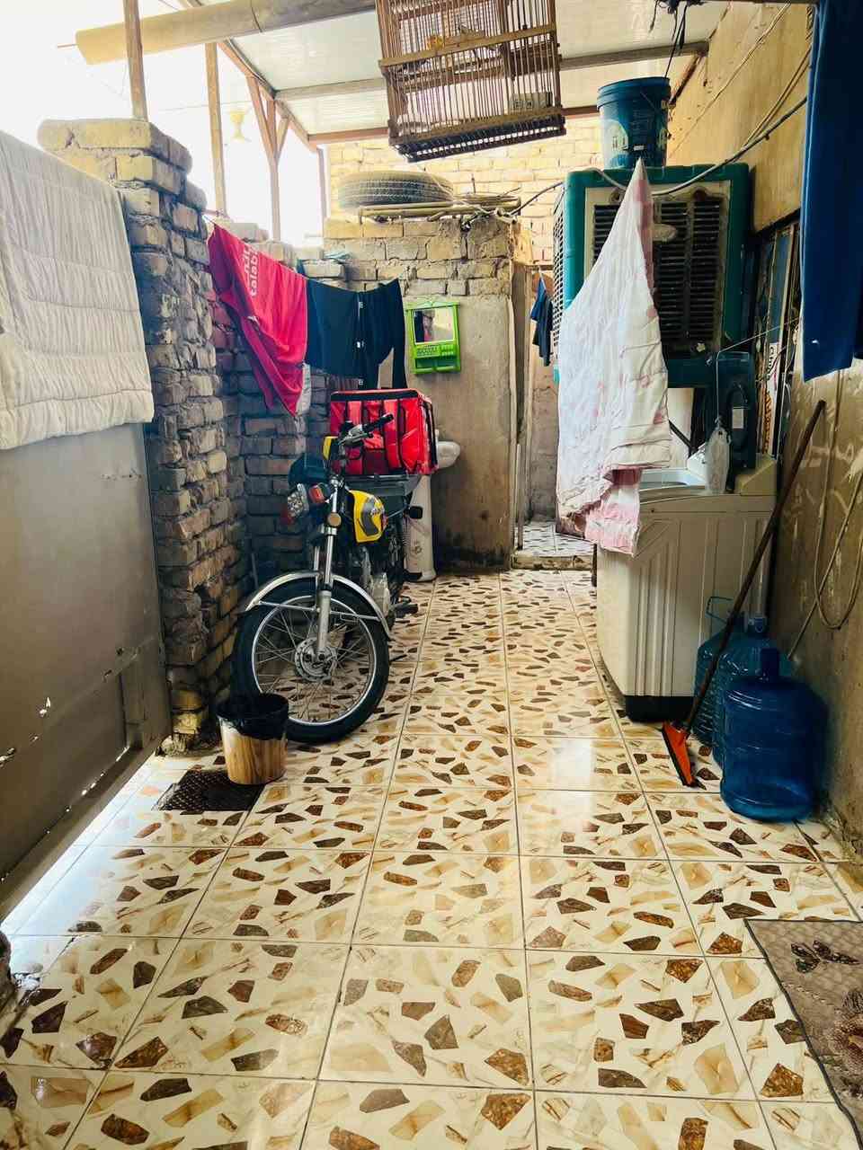 السلام عليكم بيت للبيع العزه القديمه عرصه يعني مكاتبه فقط عند الدلال عند الشراء المساحه 110 واقع حال يتكون من استقبال ومطبخ و3 غرف نوم وهول صغير وتواليت خارجيه وحمام داخلي للاستفسار على الرقم 
***********
واتساب ***********.
