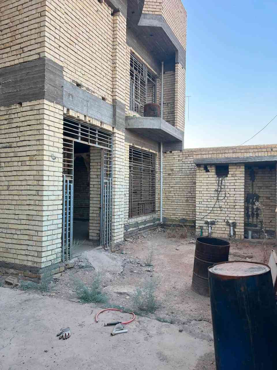 هيكل 300م طابو صرف
واجهه 12م بناء طابوق صب درجة اولى
يحتوي في الطابق الاول استقبال وصالة وغرف نوم عدد 2 ومطبخ حار وبارد وصحيات .
و4 غرف نوم في الطابق الثاني 2 نظام سويتات وصالة ومخزن وصحيات وكما موضح في الصور
في كربلاء الحسينية حي الزهراء بالقرب من شارع السبيس مسافة 50 م عن شارع المدارس
للاستفسار اكثر الاتصال على الرقم
***********
***********
